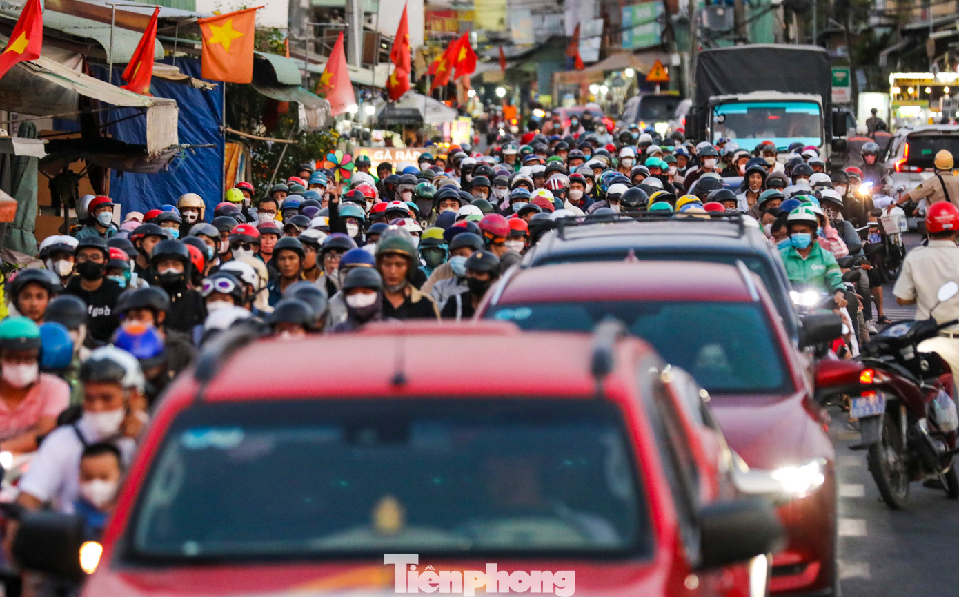 Chiều tối 1/5, gần cuối kỳ nghỉ lễ 30/4 - 1/5 kéo dài 5 ngày, nhiều người dân ùn ùn trở về lại TPHCM nên đã xảy ra tình trạng ùn ứ tại cửa ngõ phía đông thành phố. Tại phà Cát Lái (phía huyện Nhơn Trạch, Đồng Nai), hàng nghìn phương tiện ô tô và xe máy xếp hàng dài vì ùn tắc.