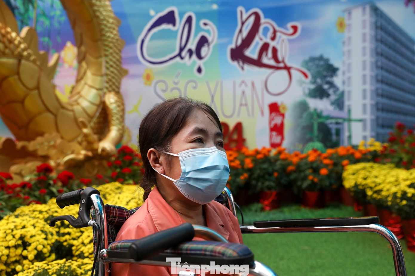 Ngồi xe lăn với cây nạng cầm trên tay, được nhân viên y tế đẩy đi dạo ngắm đường hoa bà Nguyễn Lê Đình Bạch Yến (47 tuổi, quê Bình Dương) gần như quên hết mọi nỗi đau của thể xác. Bà vui vẻ tâm sự: "Tôi đã 18 năm bị suy thận (bệnh nhân bị suy thận giai đoạn cuối – PV). Tết năm nay phải thường xuyên vào bệnh viện để chạy thận định kỳ. Tôi cũng như bao bệnh nhân khác đều cảm thấy rất phấn khởi khi được hòa mình cùng mọi người giữa đường hoa của bệnh viện trong không khí vui tươi của những ngày xuân".