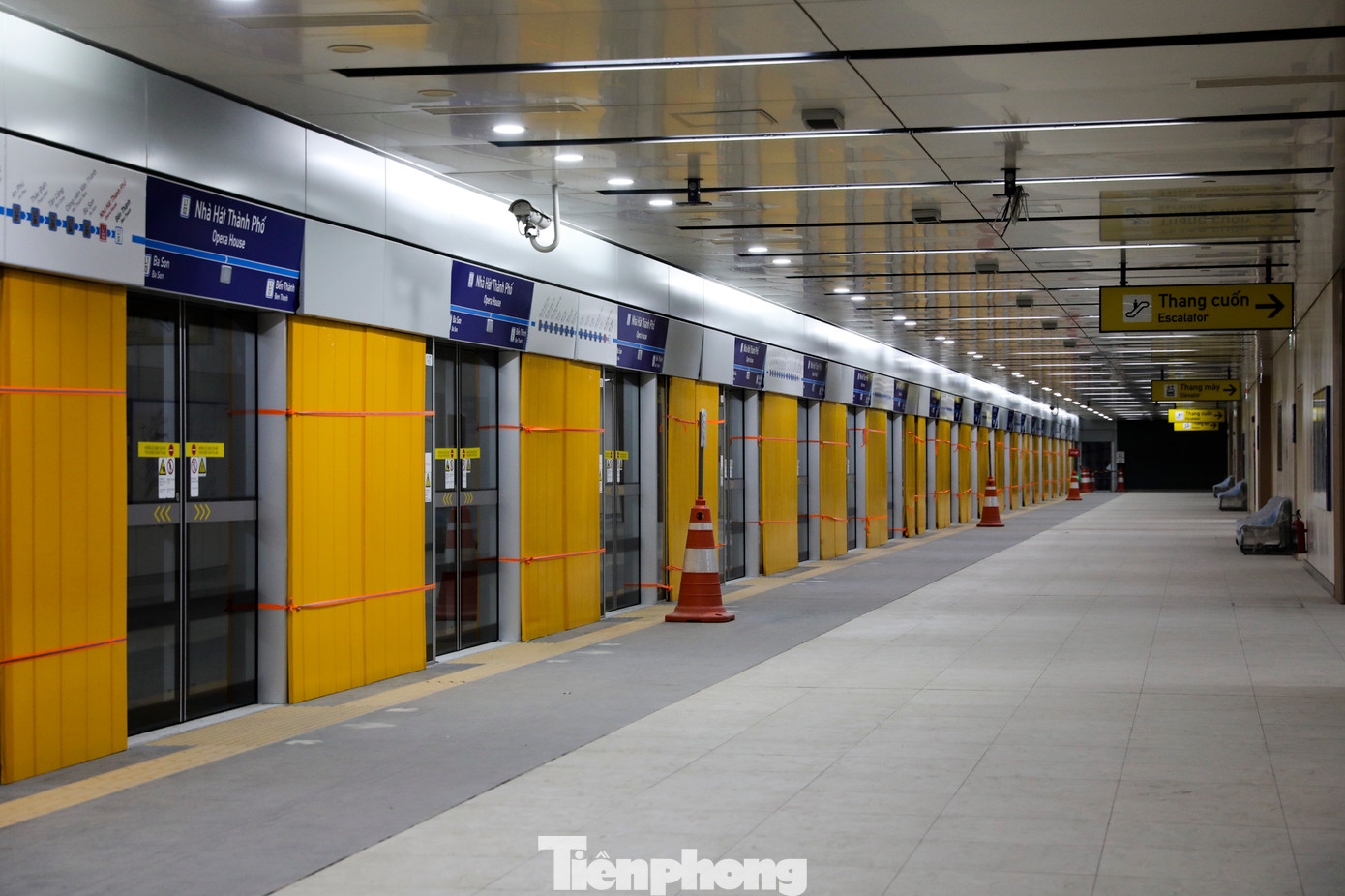 Khu vực cổng kiểm soát vé và hành lang để lên tàu của ga ngầm Bến Thành, thuộc tuyến metro số 1.