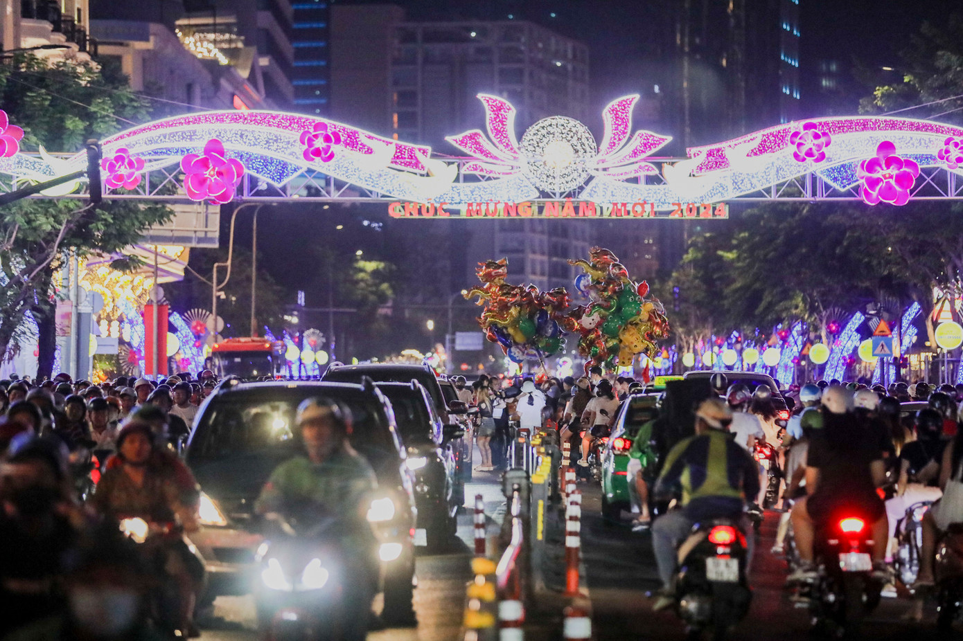 Nhiều ngả đường xung quanh phố đi bộ Nguyễn Huệ đã được lực lượng chức năng rào chắn, không cho các phương tiện lưu thông. Nhiều ngả đường xung quanh phố đi bộ Nguyễn Huệ đã được lực lượng chức năng rào chắn, không cho các phương tiện lưu thông.