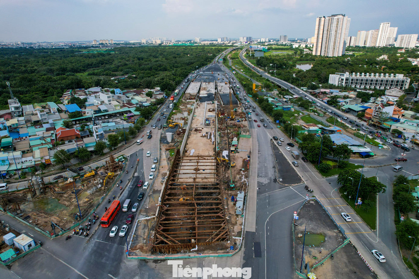 Nút giao thông An Phú được đánh giá quan trọng đặc biệt ở cửa ngõ phía đông TP.HCM - là điểm đầu tuyến cao tốc TP.HCM - Long Thành - Dầu Giây kết nối với những đường trục chính, nên thường xuyên diễn ra tình trạng xe cộ kẹt dài nối đuôi nhau vào giờ cao điểm.