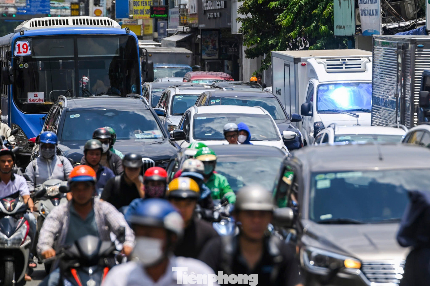 Dự án bao gồm các hạng mục như mở rộng mặt đường, xây dựng cầu, lắp đặt hệ thống tín hiệu giao thông. Việc triển khai dự án mở rộng quốc lộ 13 sẽ có tác động tích cực đến việc di chuyển của người dân cũng như hoạt động kinh doanh, lưu thông hàng hóa.