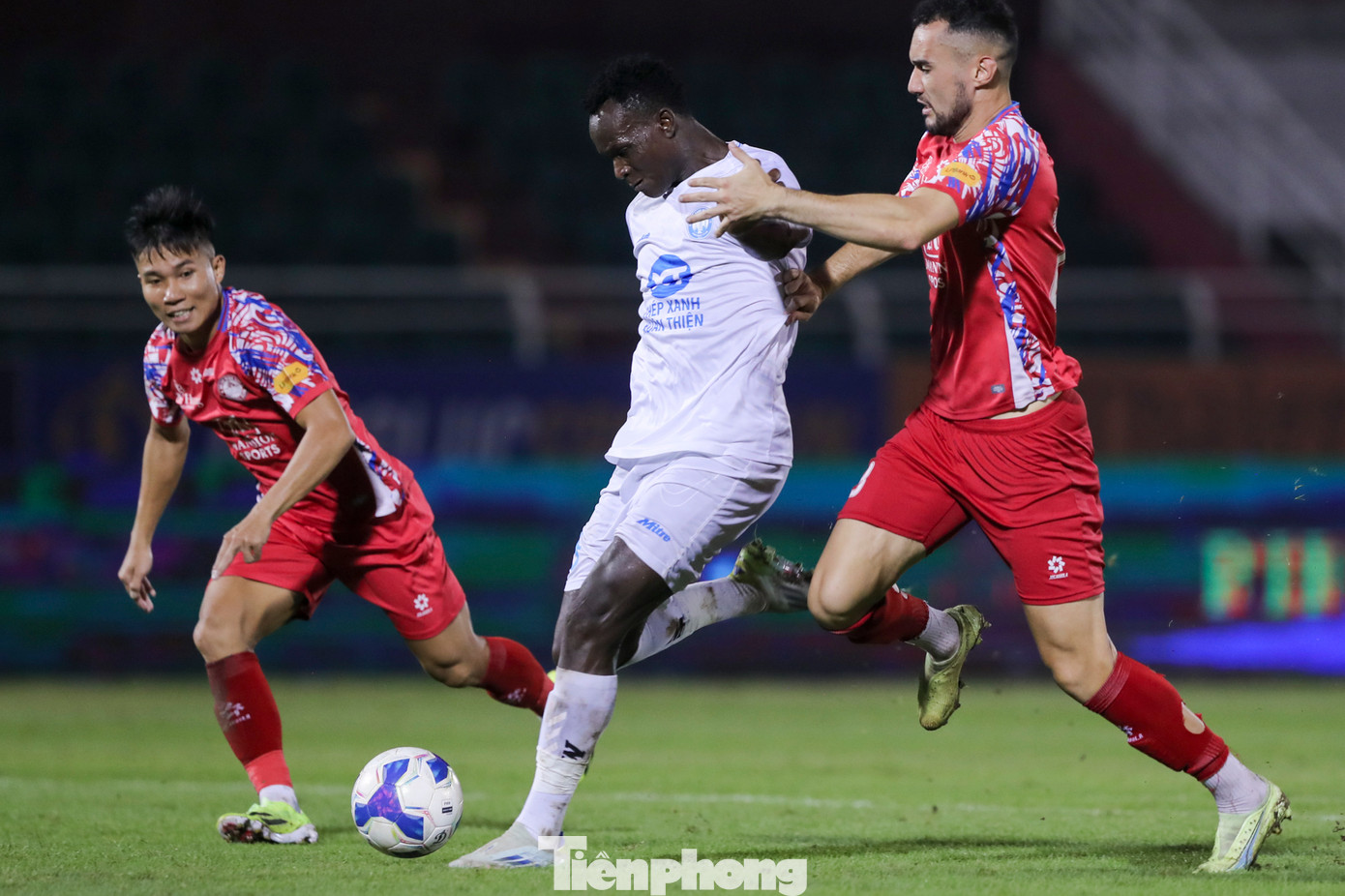 Bị dẫn bàn, TPHCM chủ động cầm bóng tấn công ngay khi hiệp 2 bắt đầu nhưng hiệu quả là điều mà các học trò của HLV Phùng Thanh Phương không có được. CLB TPHCM tiếp tục nhận gáo nước lạnh ở phút 49, từ đường chuyền của Hoàng Anh, bóng đến chân Mpande để anh thoát xuống dứt điểm nâng tỷ số lên 3-0 cho Nam Định.