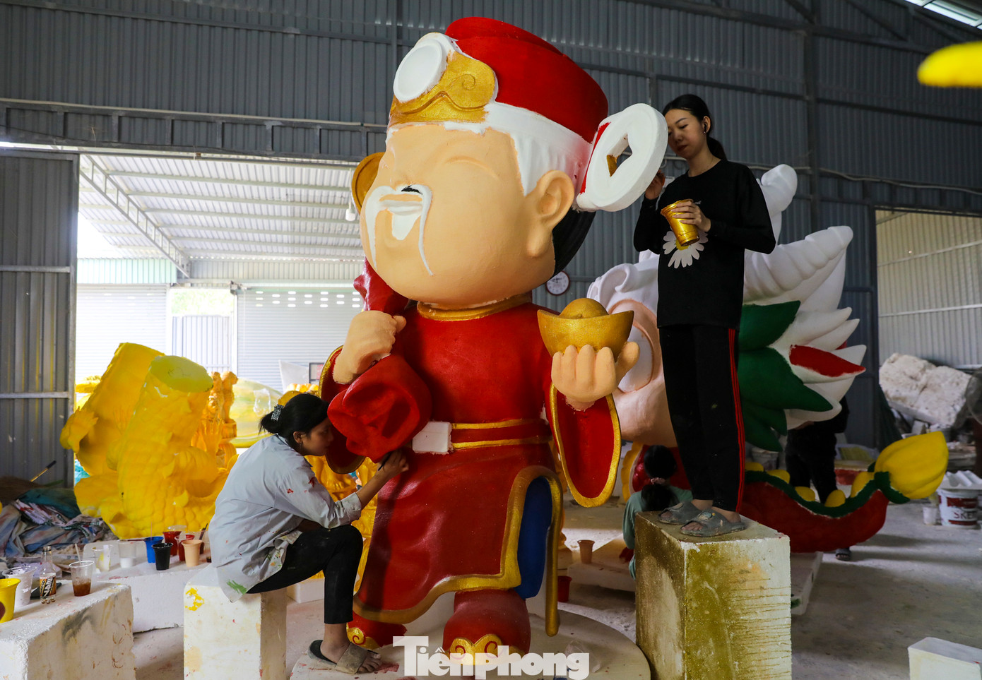 Các loại rồng, cá chép hóa rồng, ông thần tài... cũng được khách hàng ưa chuộng trong dịp Tết Nguyên đán 2024. Tùy vào kích thước, độ kỳ công của sản phẩm mà giá của linh vật sẽ dao động từ vài triệu đến hơn 100 triệu đồng.