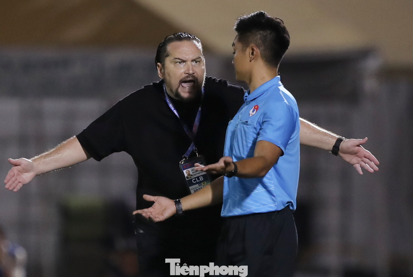 Sức nóng không chỉ ở trong sân mà phía ngoài sân, HLV Velizar Popov cũng liên tục có những phản ứng gay gắt với quyết định của trọng tài.