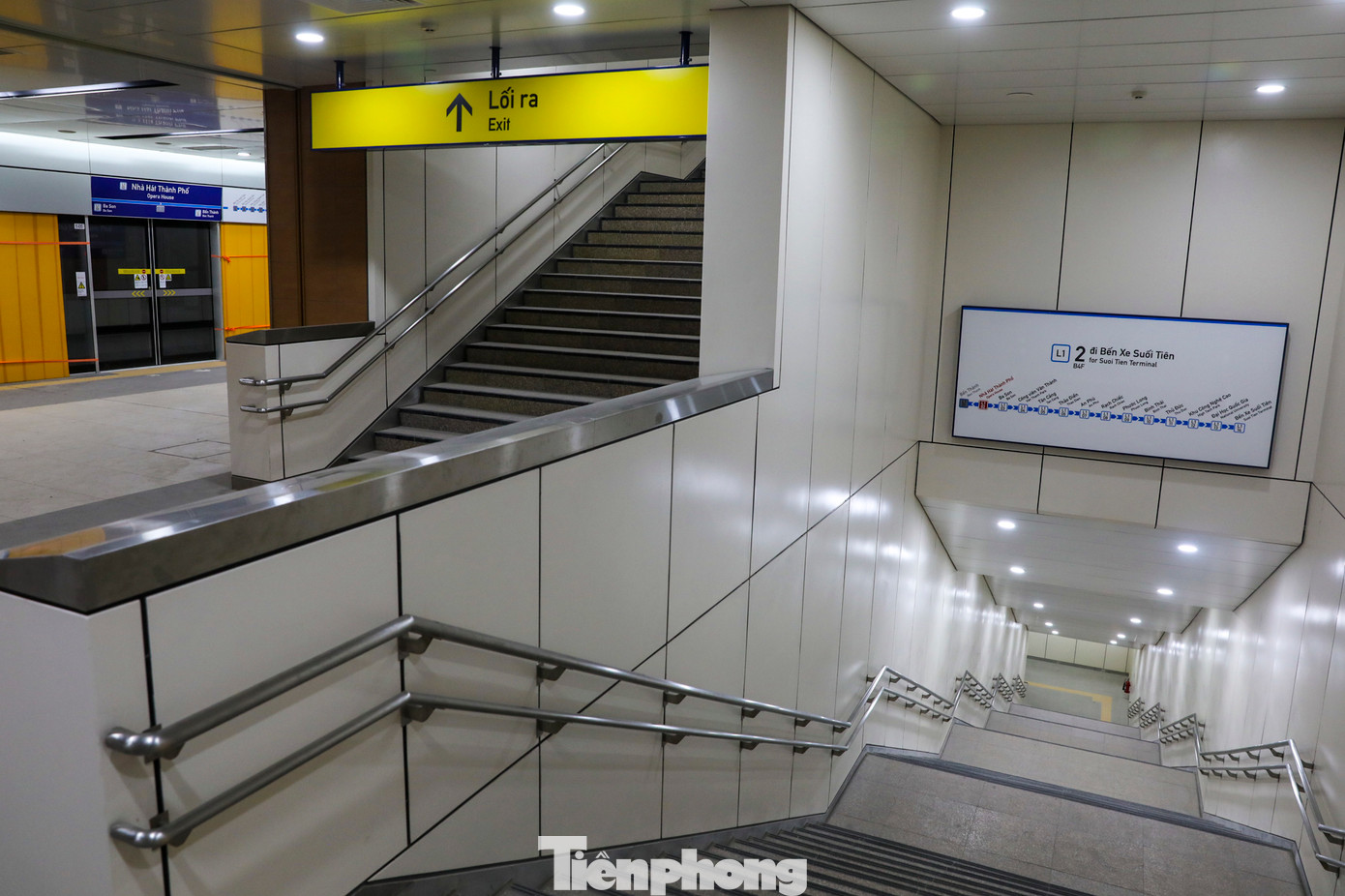 Tầng 1 là khu vực tiện ích phục vụ hành khách như sảnh đợi, máy bán vé, cổng thu phí tự động, nhà vệ sinh... Tầng 2 là sân ga, nơi có tàu dừng, đỗ để đón và trả khách.