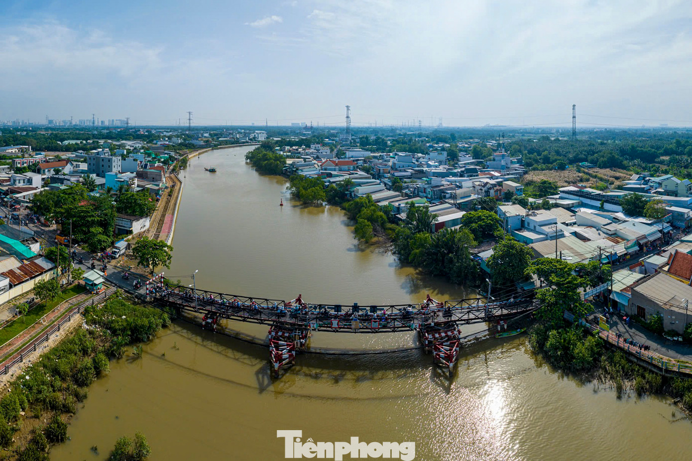 Cầu Rạch Tôm hiện hữu nhỏ hẹp nhưng mỗi ngày phải gánh một lượng lớn phương tiện lưu thông, kể cả xe tải, xe ô tô. Tồn tại hơn 50 năm, nhiều bộ phận trên cầu đã xuống cấp, hoen rỉ, phải cố định bằng dây thép.