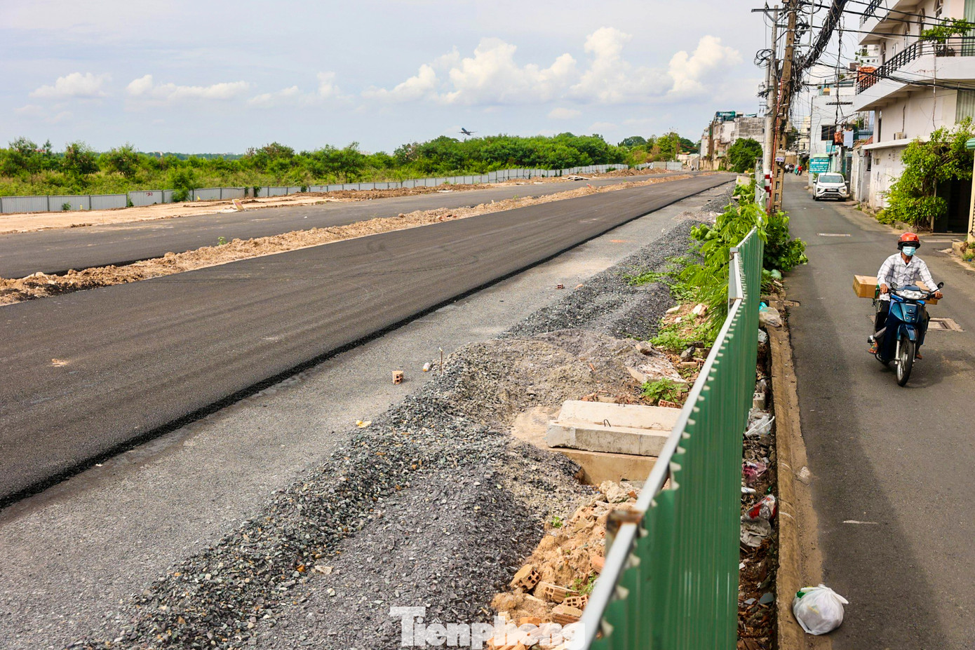 Tại điểm đầu dự án giáp đường Cộng Hòa đã thi công xong phần nền đoạn đường dài gần 500m, chạy song song với đường C12.