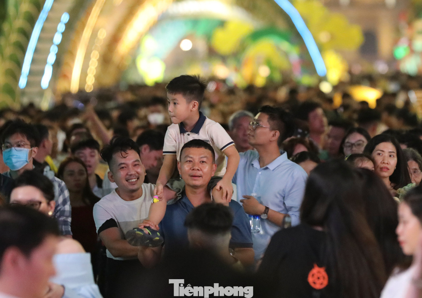 Các du khách chia sẻ đường hoa Nguyễn Huệ năm nay đẹp, rực rỡ và sắc màu hài hòa. Thời tiết mát mẻ rất phù hợp với không khí du xuân, thưởng lãm hoa.