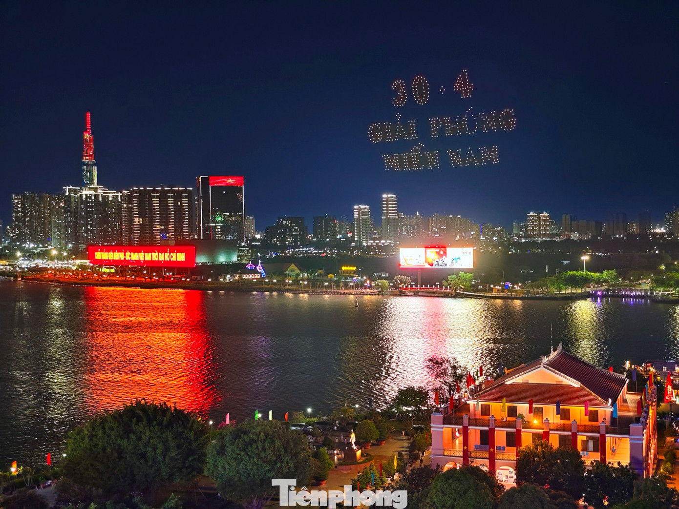 20h30, màn trình diễn máy bay không người lái trên bầu trời TPHCM khiến nhiều người dân trầm trồ.