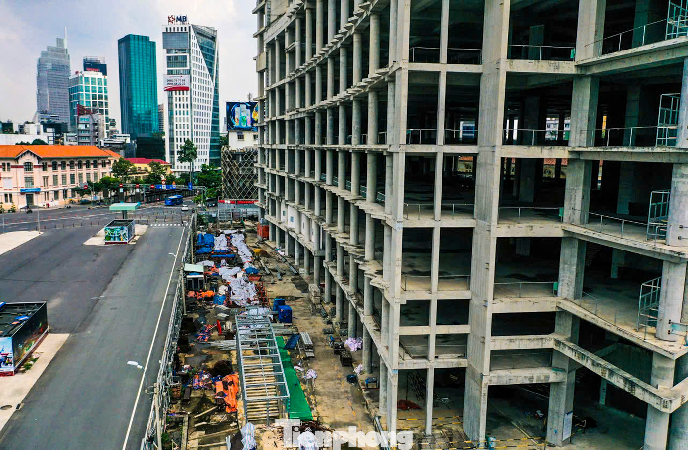 Thiết kế công trình gồm 2 tòa tháp được nối với nhau bằng khối đế và bố trí cách xa nhau. Trong đó, tháp A cao 55 tầng, có chức năng văn phòng, khách sạn với khối văn phòng ở các tầng dưới và khoảng 250 phòng khách sạn trên cao. Tháp B cao 48 tầng có 214 căn hộ. Tổng mức đầu tư 500 triệu USD.