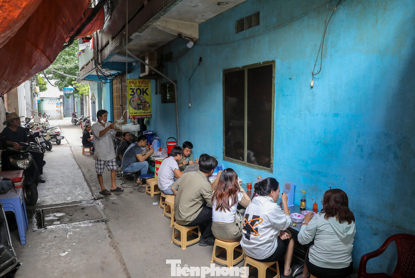 Quán hủ tiếu nằm trong con hẻm nhỏ trên đường Trần Hữu Trang, (Quận Phú Nhuận) được biết đến rộng rãi nhờ hình thức thả dây độc đáo. Quán mở bán từ năm 2020 do tình hình giãn cách trong mùa dịch Covid-19.