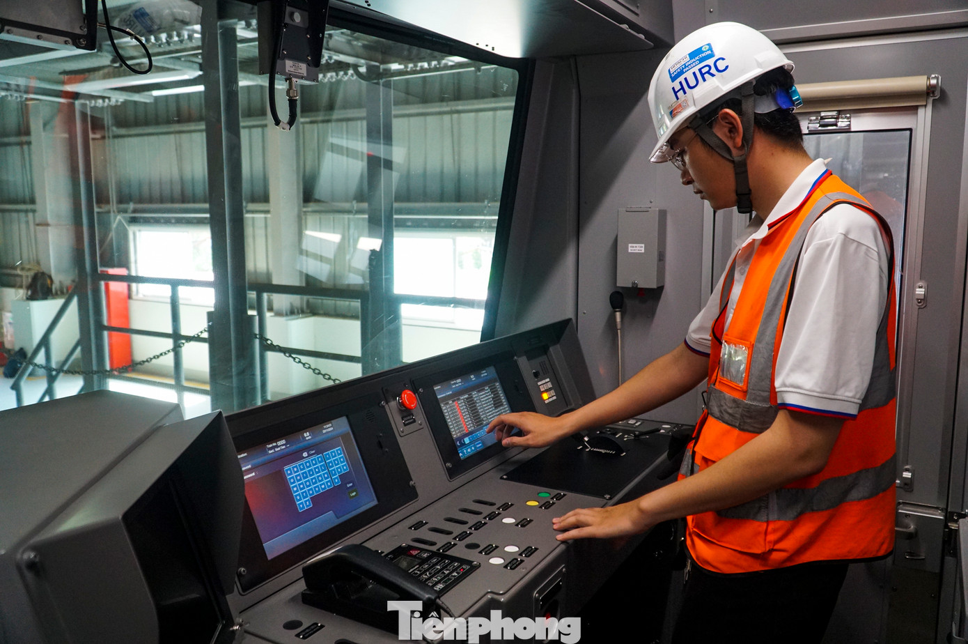 Anh Lưu Cao Huy, Đội trưởng Đội Đầu máy toa xe chia sẻ khó khăn lớn nhất là phải xử lý các lỗi kỹ thuật phức tạp trong thời gian ngắn, đặc biệt khi một sự cố xảy ra sẽ ảnh hưởng đến toàn bộ hệ thống gây gián đoạn vận hành.