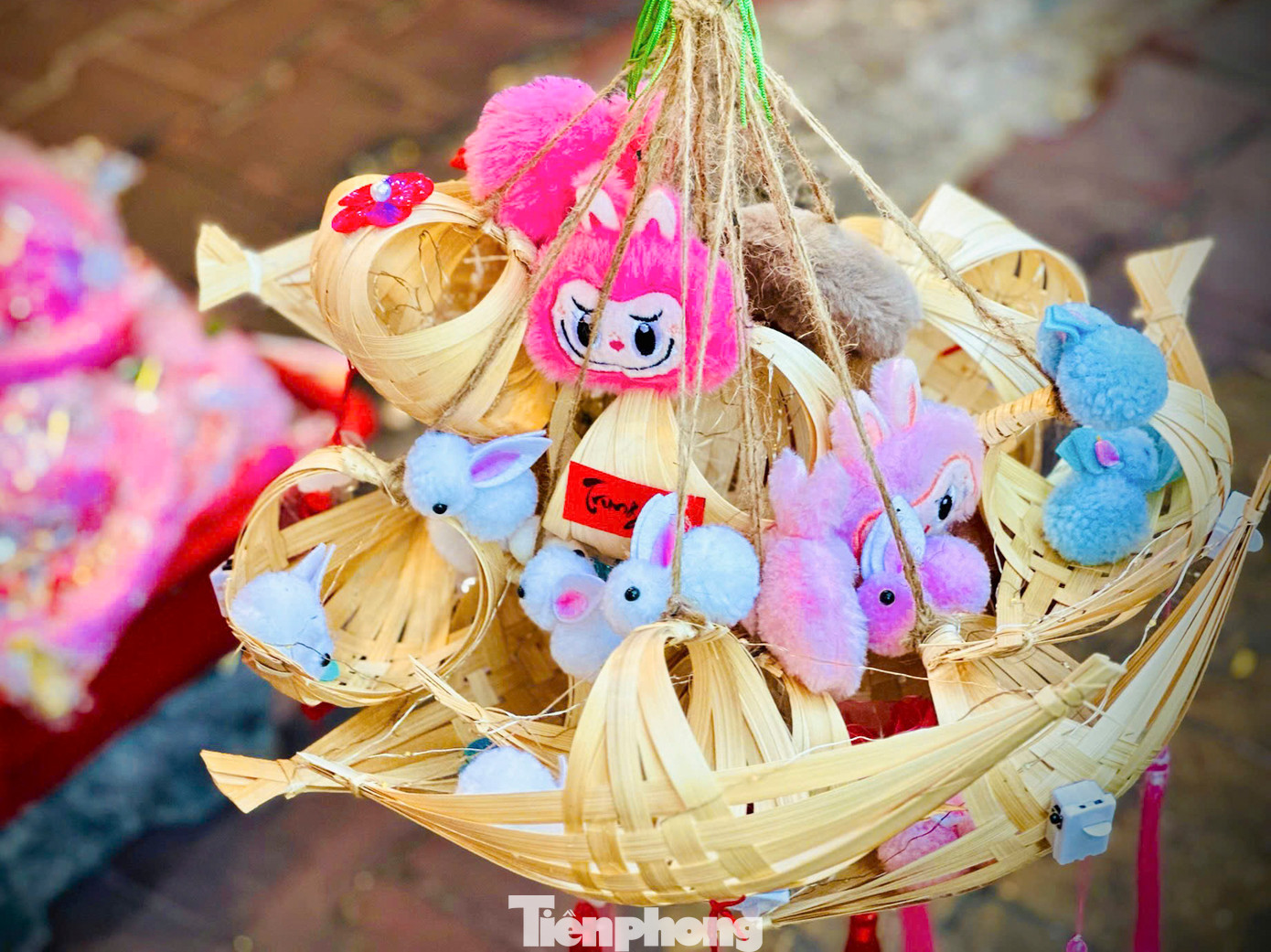 Mỗi năm, các sạp hàng tại Hải Thượng Lãn Ông luôn nỗ lực để cập nhật những mẫu mã mới nhất, bắt kịp xu hướng thị trường.