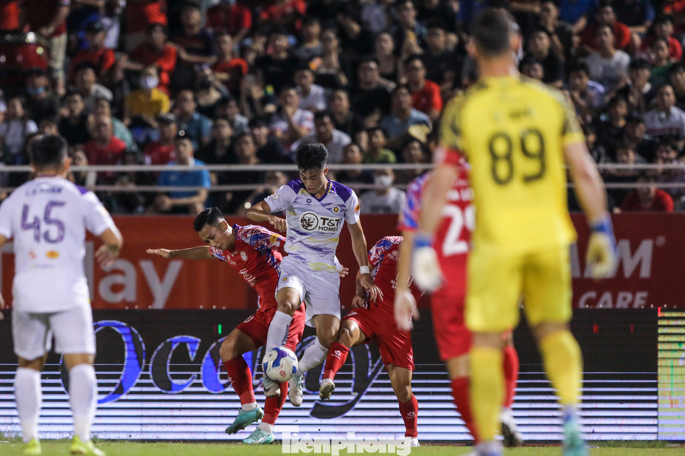 Hà Nội vẫn là đội nắm thế chủ động khi hiệp 2 bắt đầu, nhưng phút 51, hậu vệ Văn Xuân của Hà Nội đã phải nhận thẻ vàng thứ 2 vì cú đánh chỏ vào mặt cầu thủ TP.HCM. Từ lúc này cả hai đội đều chỉ còn chơi với 10 người trên sân. Hà Nội vẫn là đội nắm thế chủ động khi hiệp 2 bắt đầu, nhưng phút 51, hậu vệ Văn Xuân của Hà Nội đã phải nhận thẻ vàng thứ 2 vì cú đánh chỏ vào mặt cầu thủ TP.HCM. Từ lúc này cả hai đội đều chỉ còn chơi với 10 người trên sân.