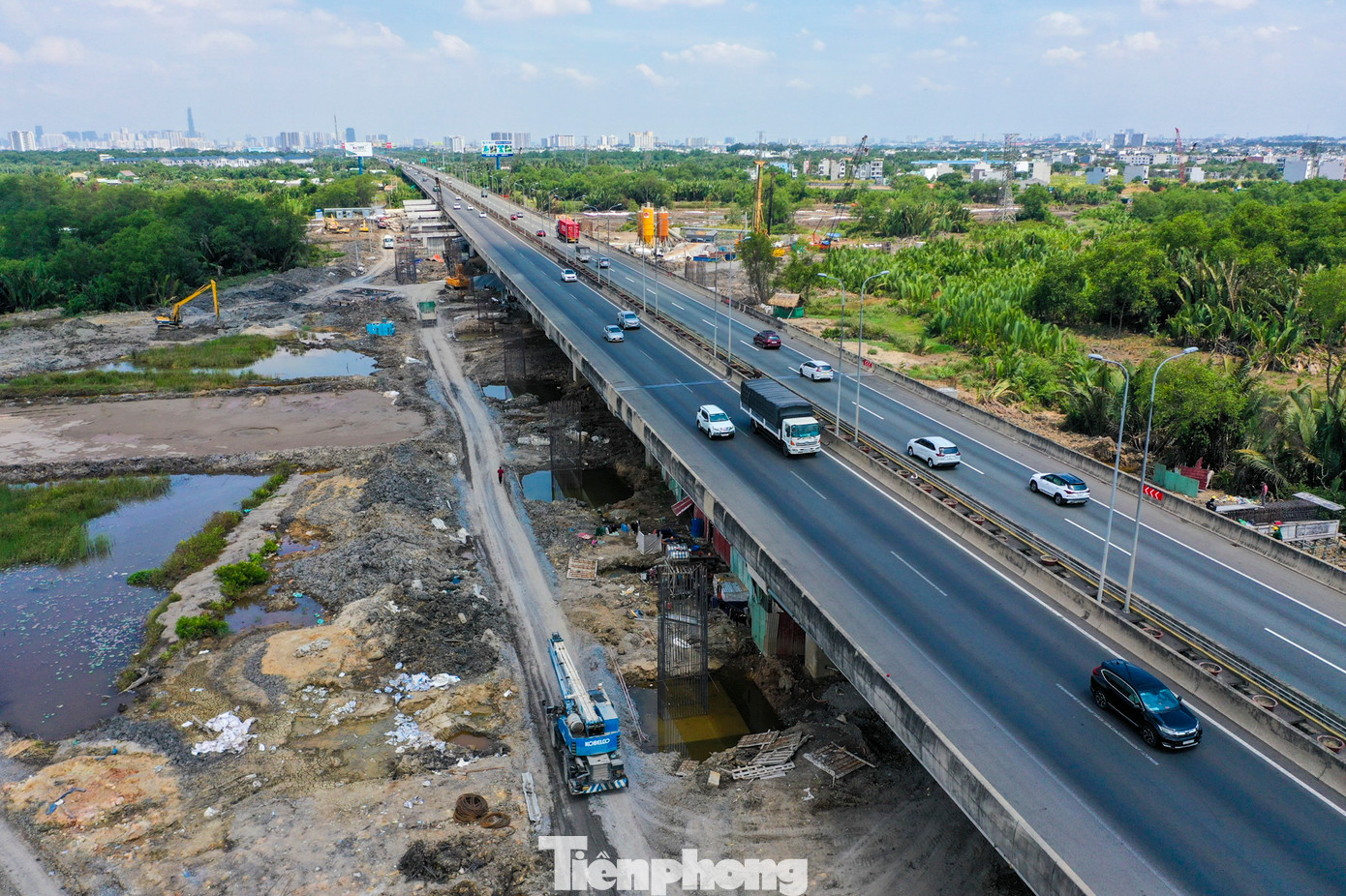 Từ cầu Nhơn Trạch về phía TPHCM khoảng 1,5km là gói thầu CW2, xây dựng phần đường dẫn và nút giao nối vào cao tốc TPHCM - Long Thành - Dầu Giây. Từ cầu Nhơn Trạch về phía TPHCM khoảng 1,5km là gói thầu CW2, xây dựng phần đường dẫn và nút giao nối vào cao tốc TPHCM - Long Thành - Dầu Giây.