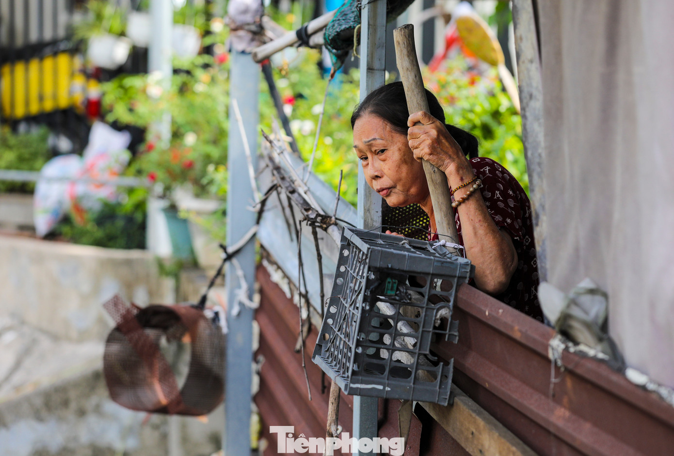 Bà Hạnh (phường Linh Tây, TP Thủ Đức) chia sẻ: &quot;Chỉ cần trời đổ mưa lớn khoảng nửa tiếng là nước đã bắt đầu dâng lên và ngập rất nhanh. Các con tôi đều đi làm hết, tôi là người già phải chống chọi trong hoàn cảnh như vậy rất sợ&quot;.