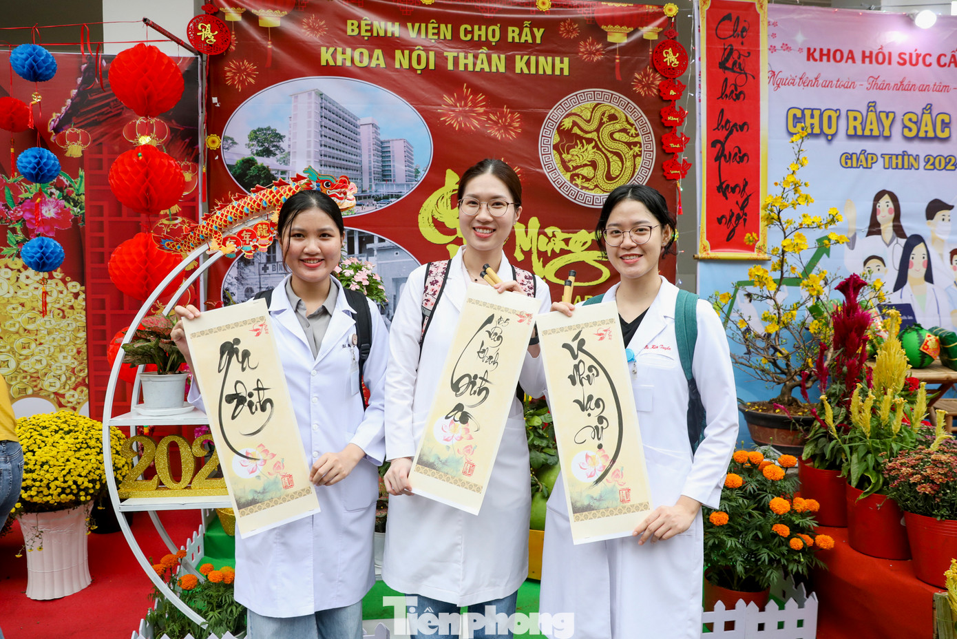 Đây là món quà đặc biệt ý nghĩa dành tặng cho những bệnh nhân không thể về quê đoàn viên cùng gia đình và các y bác sĩ ở lại chăm sóc cho bệnh nhân những ngày Tết.