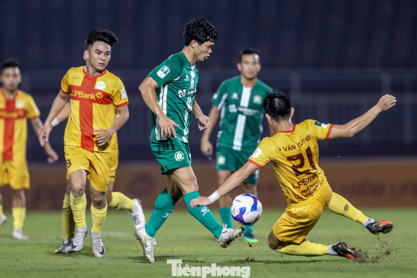 Trong cuộc tái ngộ lần này, Công Phượng bị đối thủ chăm sóc khá kỹ và gần như không có được một khoảng trống nào để phô diễn lối chơi kỹ thuật của mình.