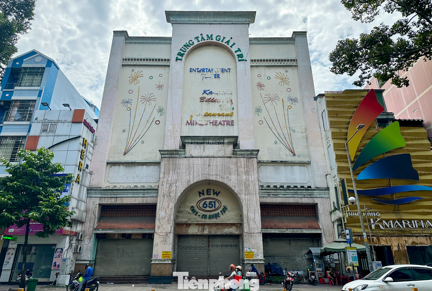 Ngay trên các con đường lớn tại TPHCM, nhiều sân khấu, trung tâm văn hóa nghệ thuật đã xuống cấp trầm trọng, hoang hóa gây xấu xí bộ mặt đô thị. Điển hình như khu phức hợp trung tâm văn hóa thiếu nhi đa năng, rạp chiếu phim tại số 651 Trần Hưng Đạo, quận 5.