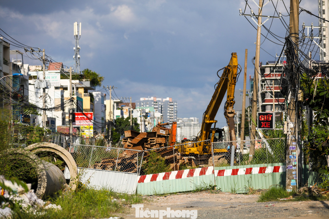 Theo Ban Giao thông, khó khăn chủ yếu khiến cho dự án kéo dài là do công tác giải phóng mặt bằng không đồng bộ, việc giải quyết khiếu nại để thu hồi, bàn giao mặt bằng từ các hộ dân kéo dài.
