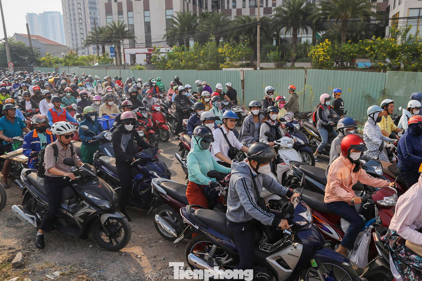 Vào các khung giờ cao điểm, dòng người nối đuôi nhích từng chút trên đường chờ rẽ vào nút giao An Phú.