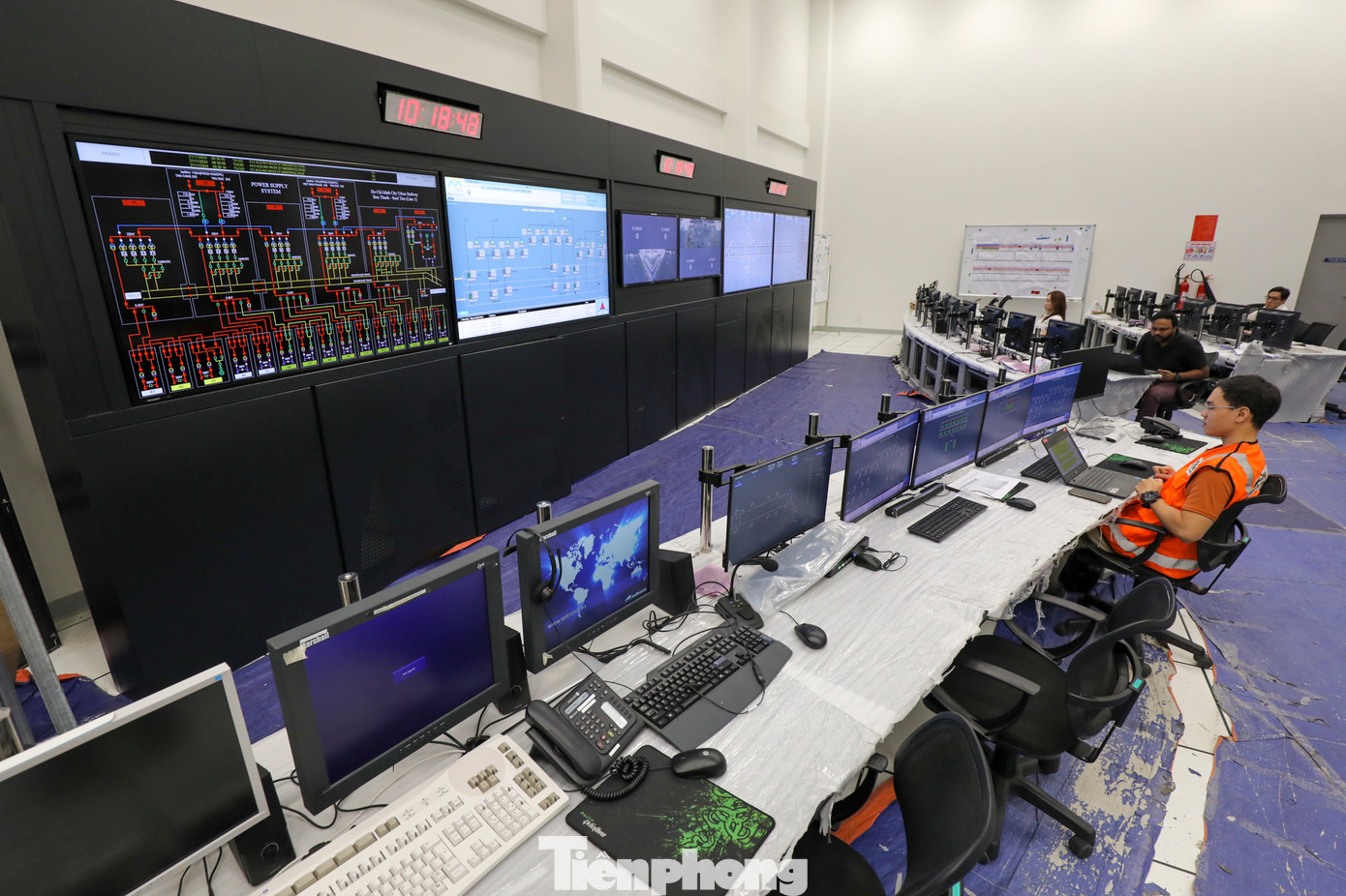Ở phòng điều độ, 6 nhân viên của kíp trực thứ nhất (tổng 24 nhân sự) bước vào phòng, ngồi trước máy tính để chuẩn bị cho chuyến tàu đầu tiên trong ngày.