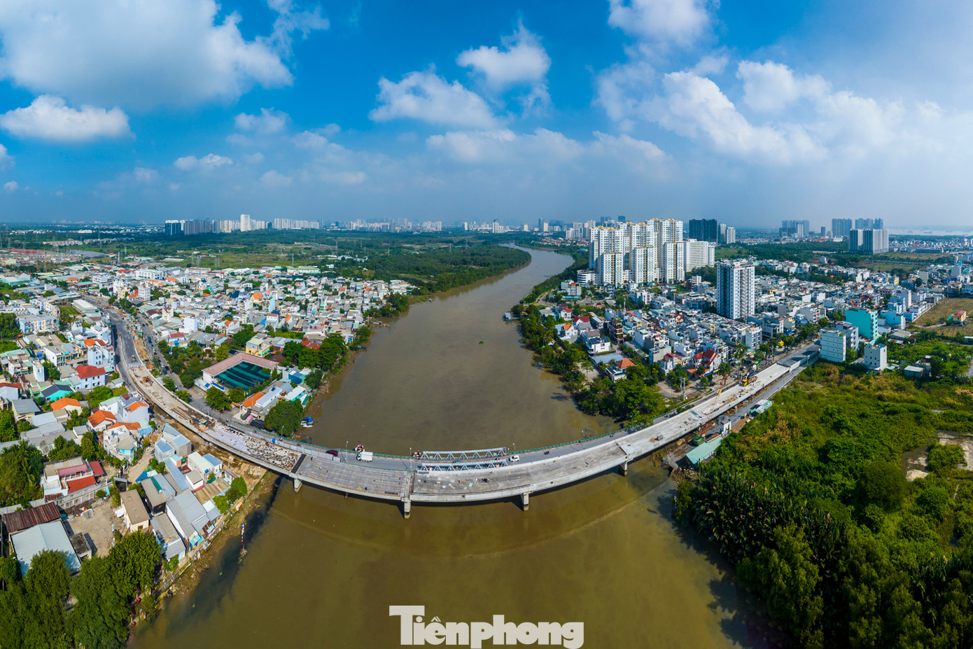 Sau hơn 4 năm khởi công và đội vốn thêm 350 tỉ đồng, cầu Phước Long nối quận 7 với huyện Nhà Bè dự kiến hoàn thành vào cuối năm 2024.