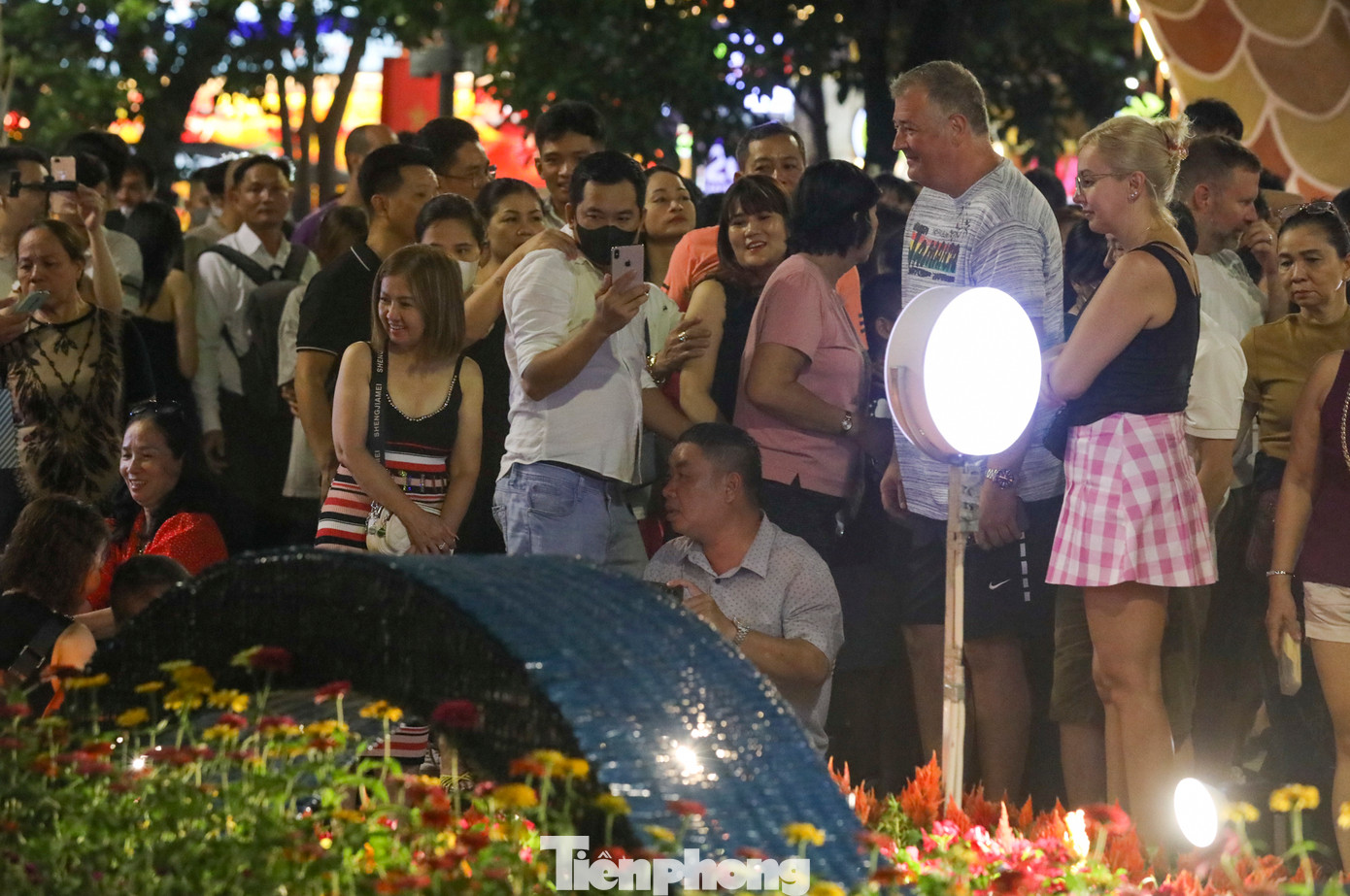 Nhiều du khách nước ngoài cũng bị hấp dẫn bởi nét đặc sắc của đường hoa năm nay.