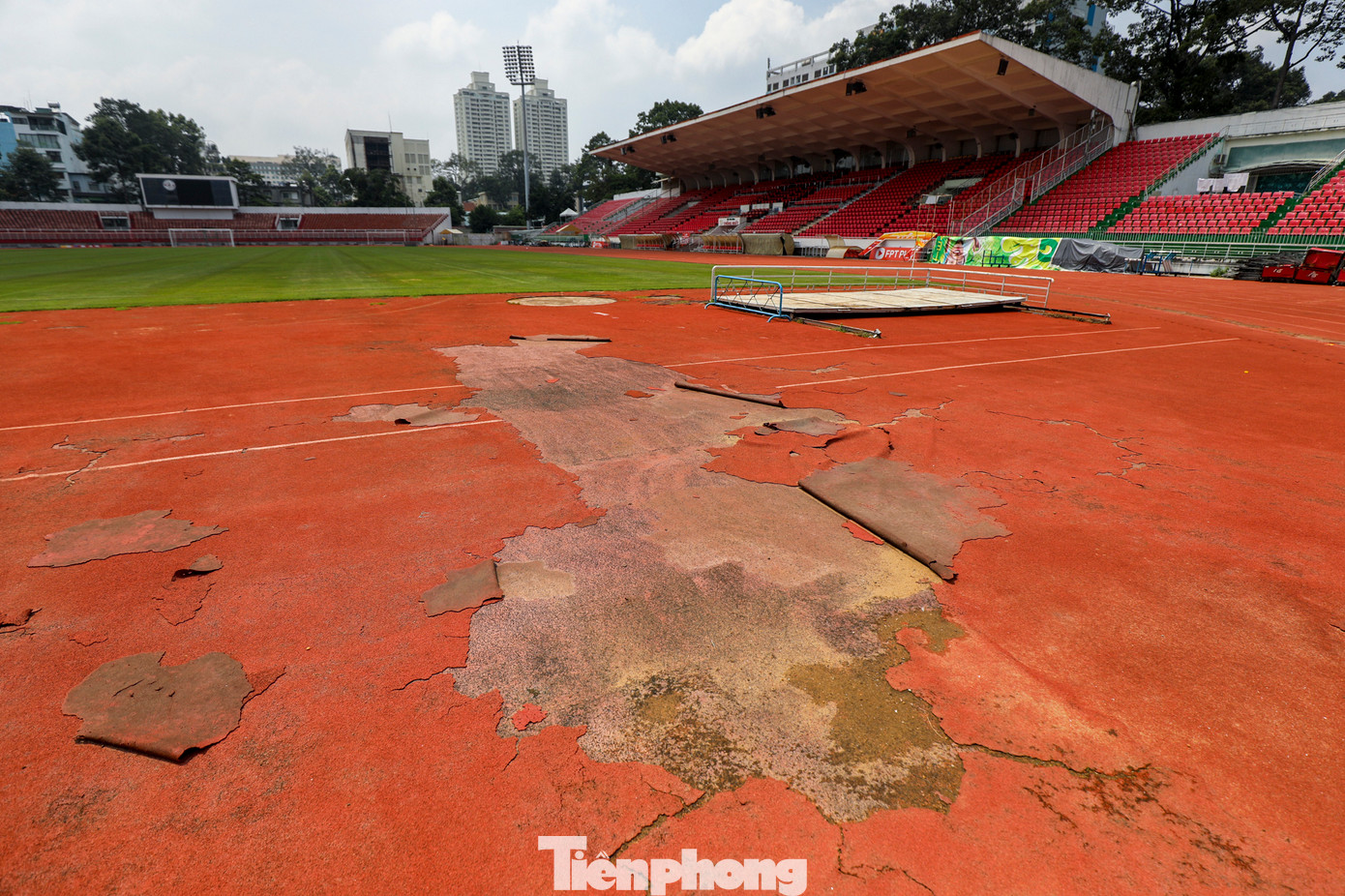 Thảm nhựa tổng hợp phía ngoài đường piste bị bong tróc từng mảng lớn.