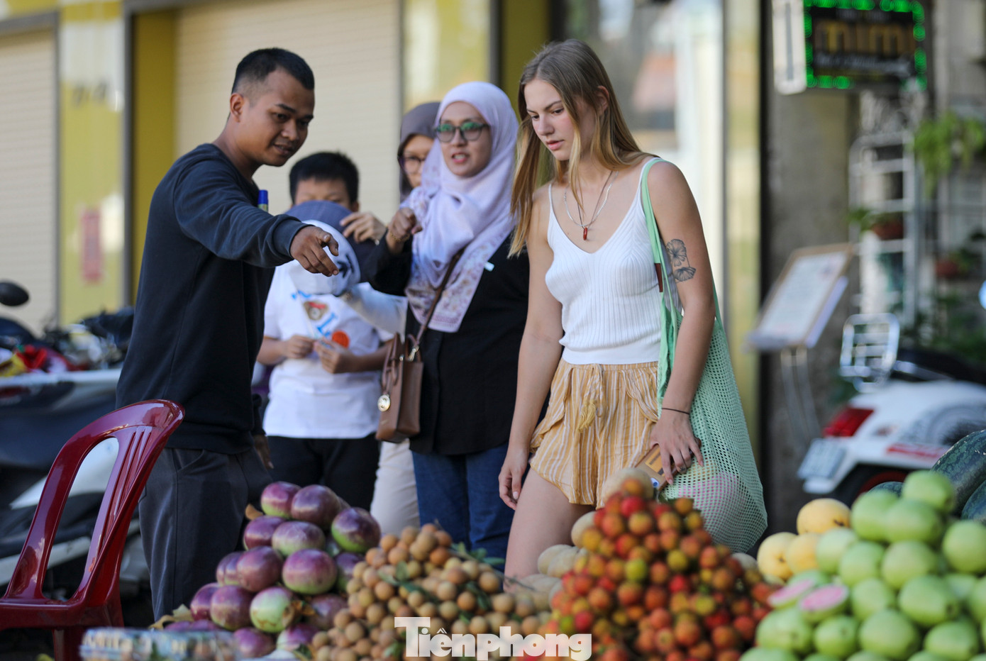 Lượng khách quốc tế đến TPHCM ngày càng nhiều ngay trong những ngày đầu năm mới khiến nhiều tiểu thương phấn khởi.