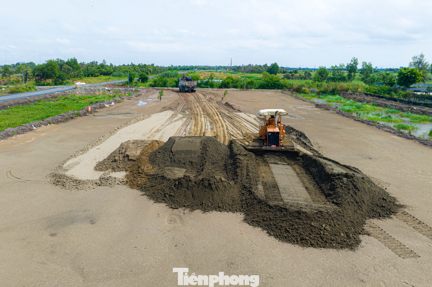 Từ đầu tháng 9, sau khi cát về nhà thầu tập trung hàng trăm kỹ sư, công nhân và máy móc, thiết bị để đẩy nhanh tiến độ.