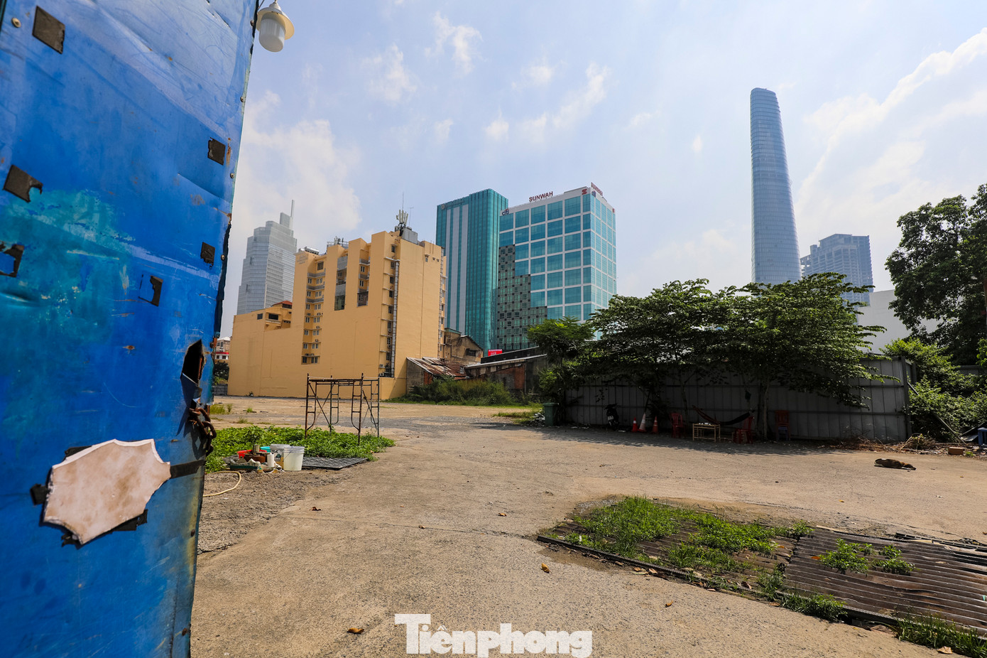 Trước đó, UBND quận 1 đã từng kiến nghị UBND TPHCM dùng khu đất này để làm bãi giữ xe nhằm giảm áp lực chỗ gửi xe cho khách đến tham quan phố đi bộ Nguyễn Huệ, công viên bến Bạch Đằng và dạ cầu Thủ Thiêm 2.