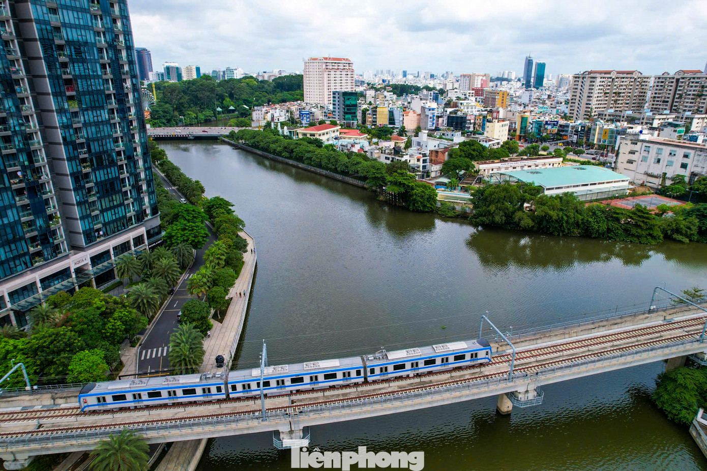 Tàu đã trải qua một số chuyến chạy thử nghiệm trên cung đoạn ngắn và toàn chuyến. 15 đoàn tàu được chạy liên tục từ sáng đến tối với tần suất thấp nhất khoảng 4 phút 30 giây.