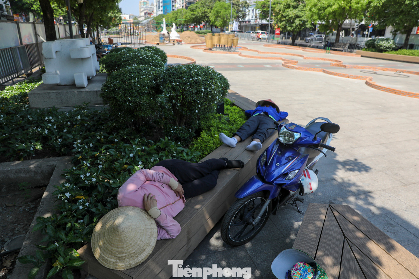 Theo các công nhân làm việc ở đây chia sẻ, để đảm bảo tiến độ, toàn bộ sẽ chia nhau làm việc theo ca và đảm bảo chắc chắn từng hạng mục.