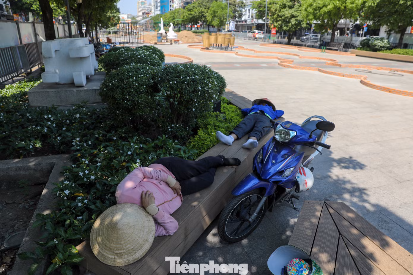Theo các công nhân làm việc ở đây chia sẻ, để đảm bảo tiến độ, toàn bộ sẽ chia nhau làm việc theo ca và đảm bảo chắc chắn từng hạng mục.