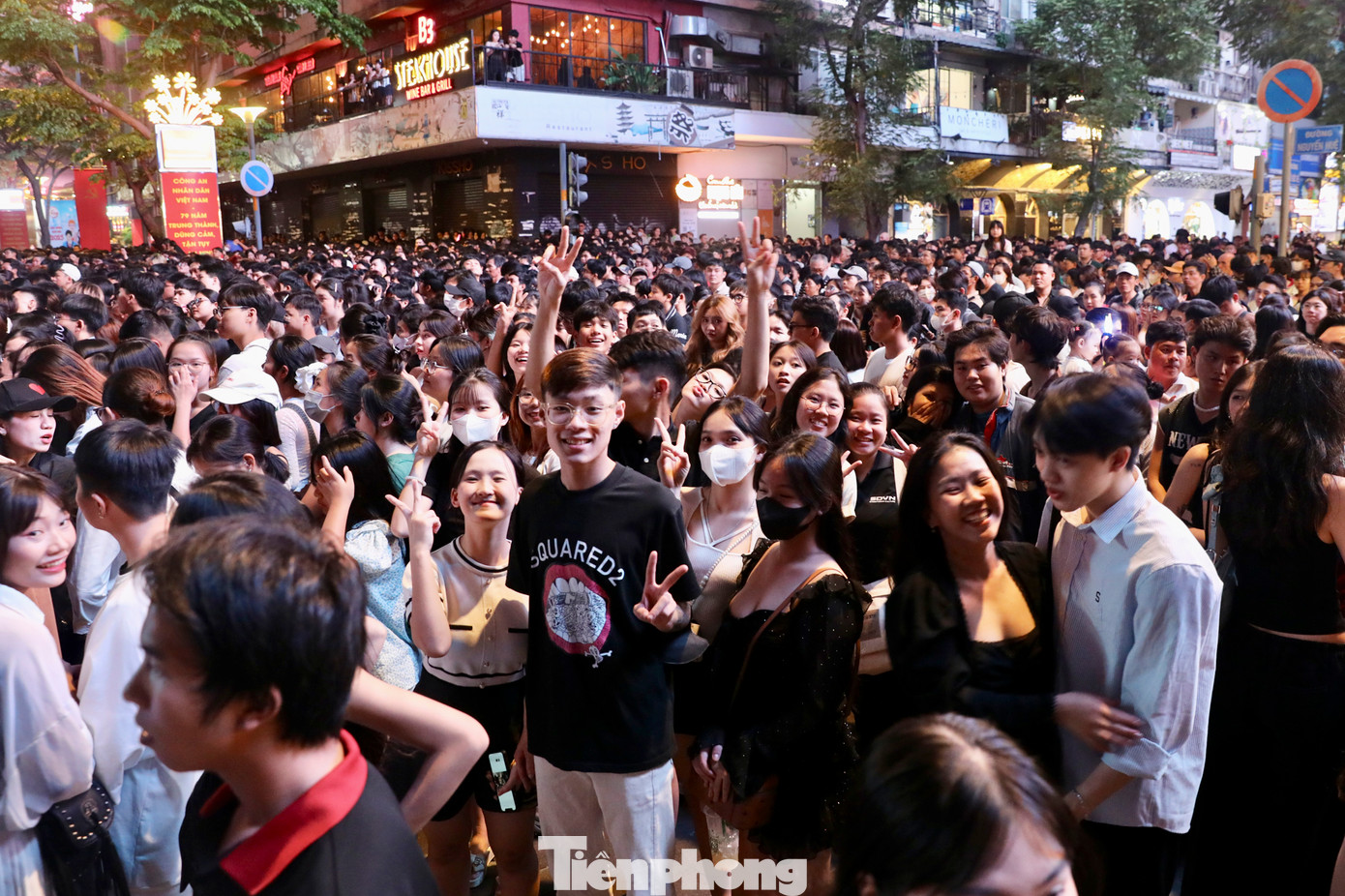 Hàng nghìn người tập trung ở sân khấu trên đường Nguyễn Huệ xem ca nhạc.