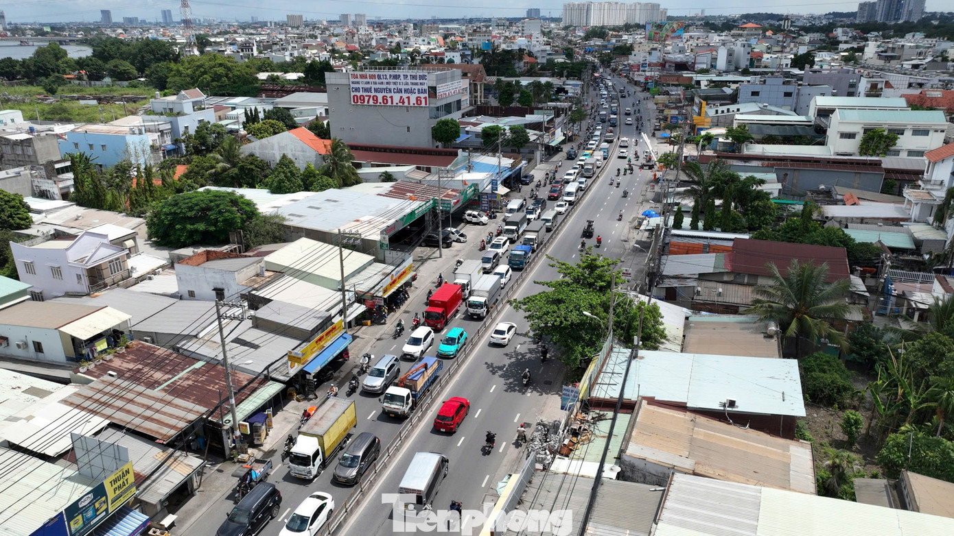 Hơn 20 năm trước, TPHCM đã có kế hoạch mở rộng quốc lộ 13 nhưng chưa thể triển khai do thiếu vốn và vướng cơ chế. Sau khi Nghị quyết 98 ban hành, đã tạo cơ chế đặc biệt cho phép TPHCM áp dụng hình thức BOT (xây dựng - kinh doanh - chuyển giao). Với các công trình nâng cấp đường hiện hữu, dự án mở rộng quốc lộ 13 nằm trong nhóm ưu tiên thực hiện.