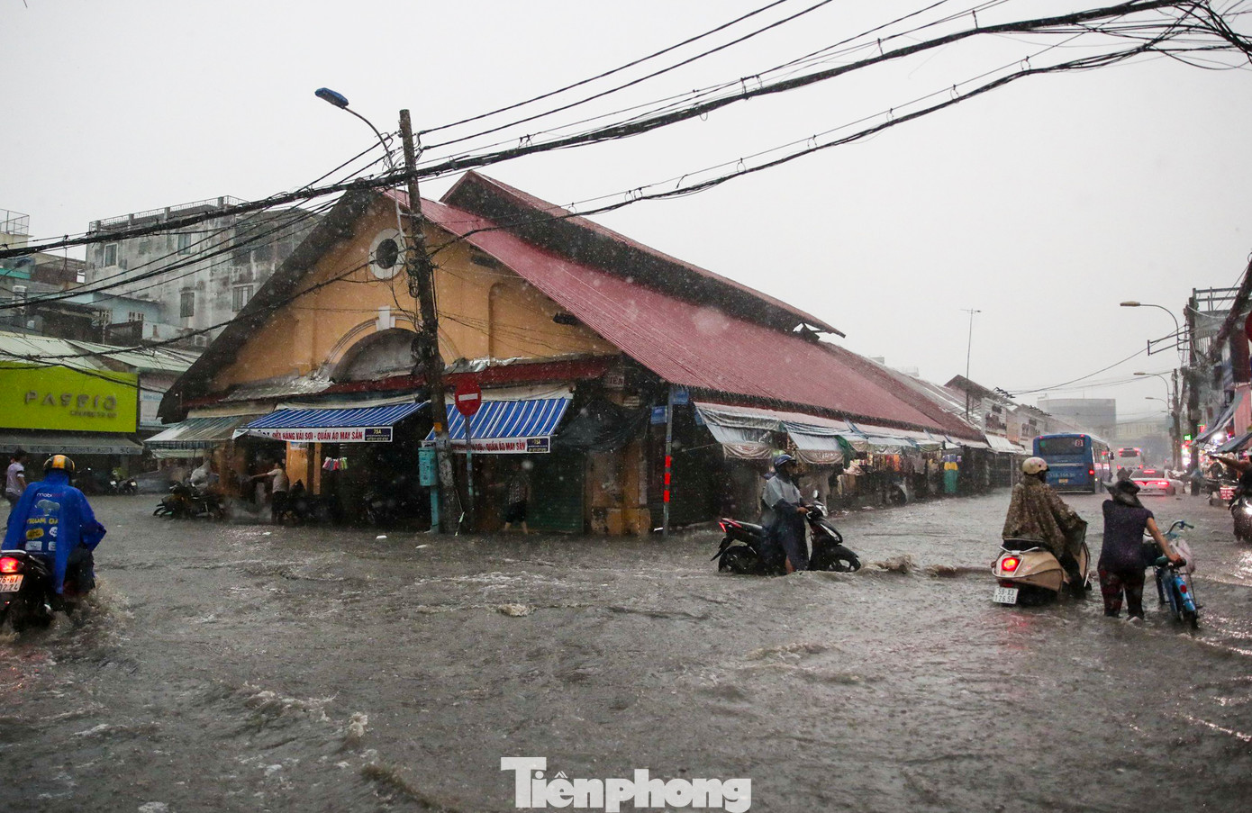 Những cơn mưa đầu mùa vừa qua, khu vực chợ Thủ Đức bị ngập nặng, có nơi ngập trên nửa mét. Tổng lưu vực nước mưa đổ về chợ Thủ Đức lên đến 430ha.