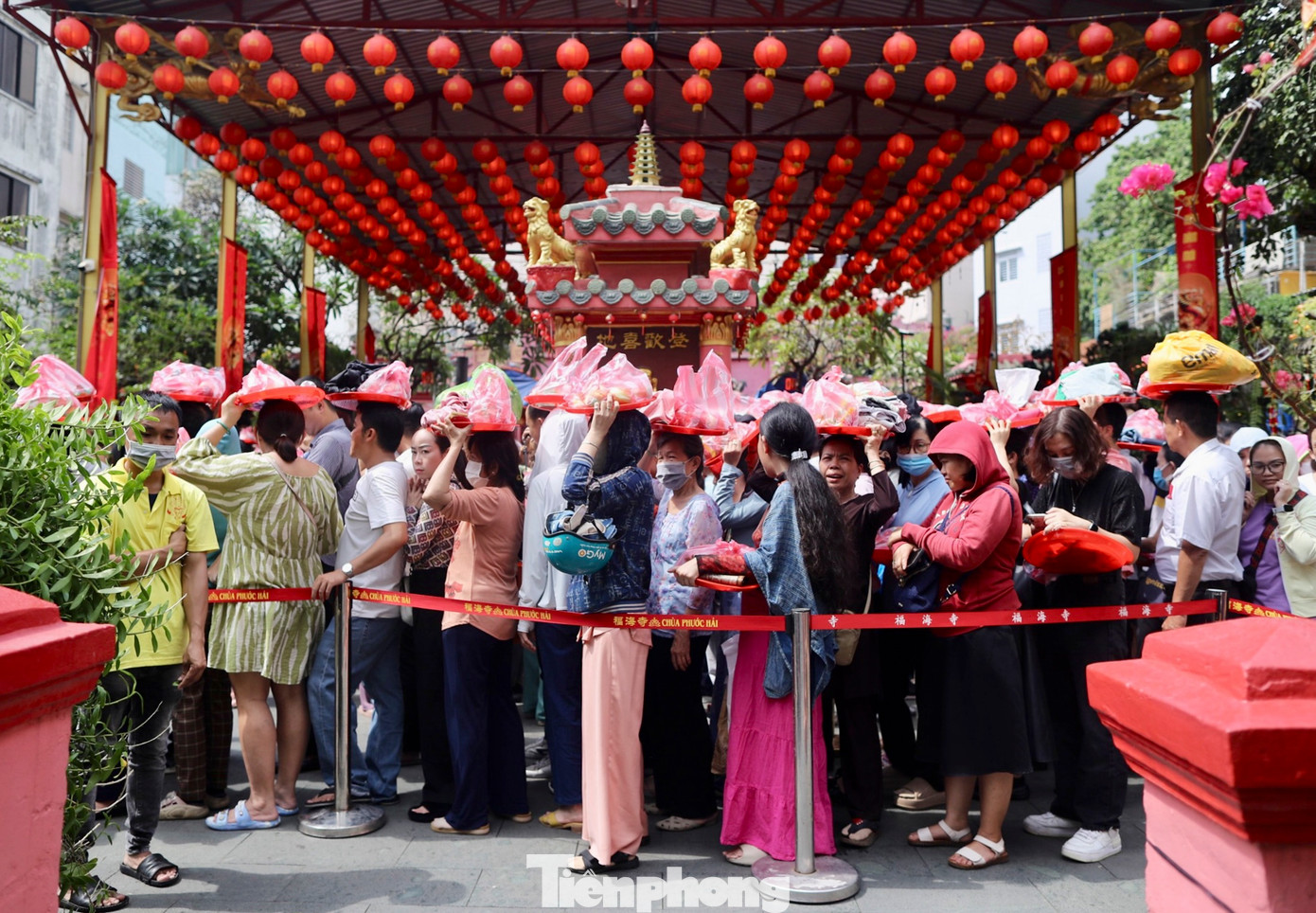 Trưa 24/2 (14 tháng Giêng), dù nắng gay gắt nhưng hàng nghìn người dân vẫn kiên nhẫn xếp hàng dài chờ đến lượt mình vào chính điện của chùa Ngọc Hoàng (quận 1) để làm lễ chuyển vận.