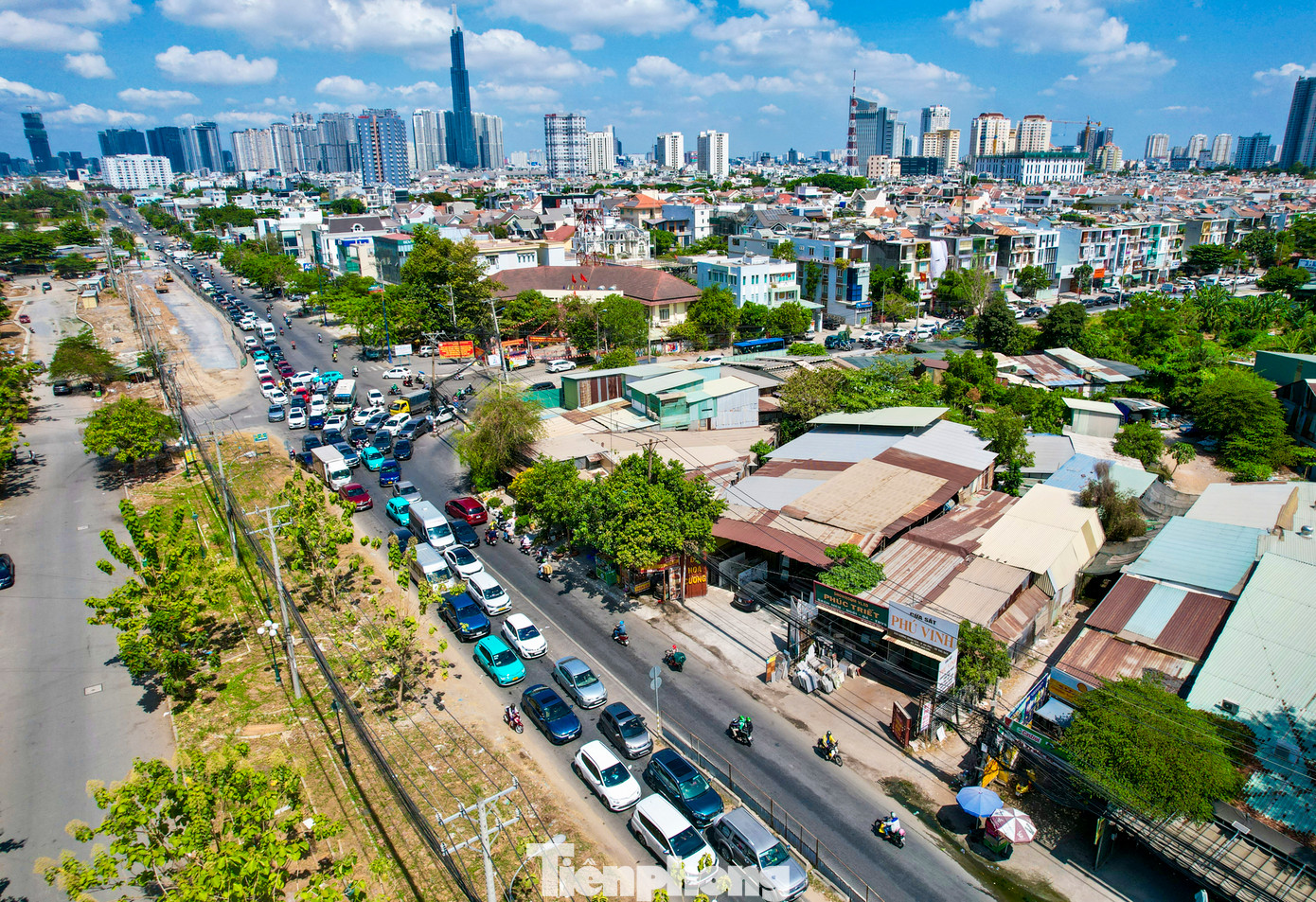 Các phương tiện nối đuôi nhau hàng km để vào nút giao khiến tuyến đường trở nên quá tải.