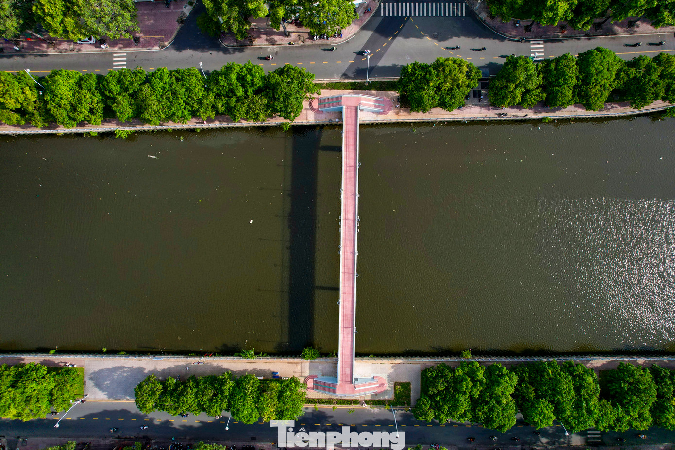 Công trình có kết cấu ba 3 nhịp bê tông cốt thép, tĩnh không thông thuyền khoảng 3 m.