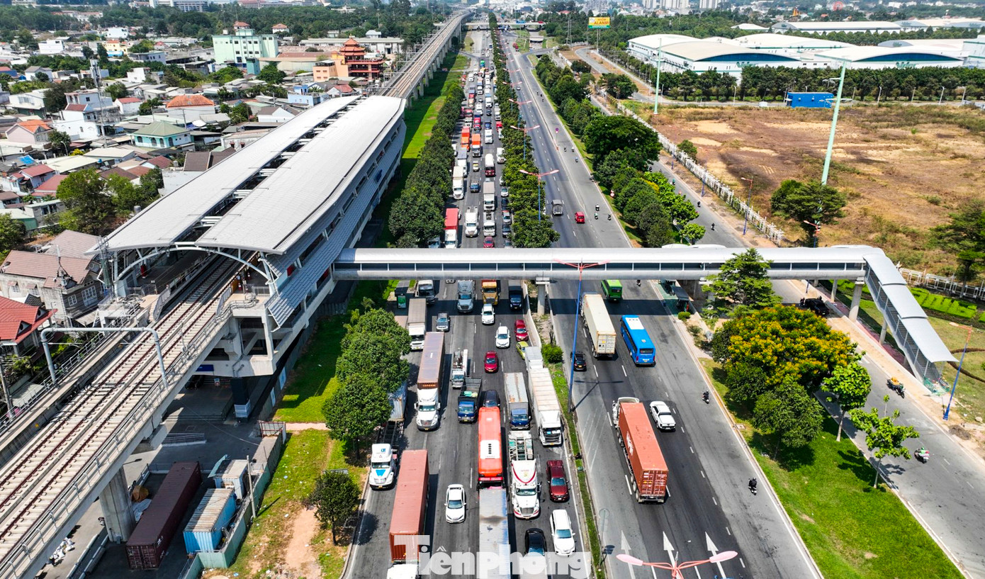 Ban Quản lý đường sắt đô thị TPHCM cho biết đã hoàn thành gác dầm tại 5/9 cầu đi bộ kết nối metro số 1. Trong đó, 2 cầu bộ hành tại ga Khu công nghệ cao và ga Bình Thái đã xong toàn bộ.