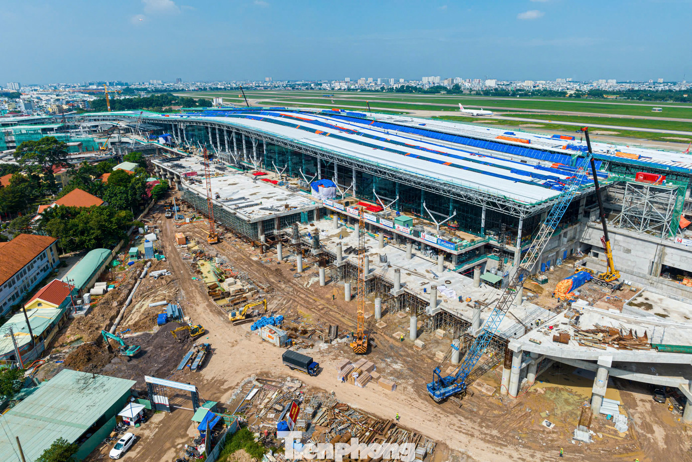 Hơn 90% khối lượng công việc này đã hoàn tất tại các tầng B2 của tòa nhà thương mại, cũng như các tầng B1 và tầng 1 của nhà ga hành khách.