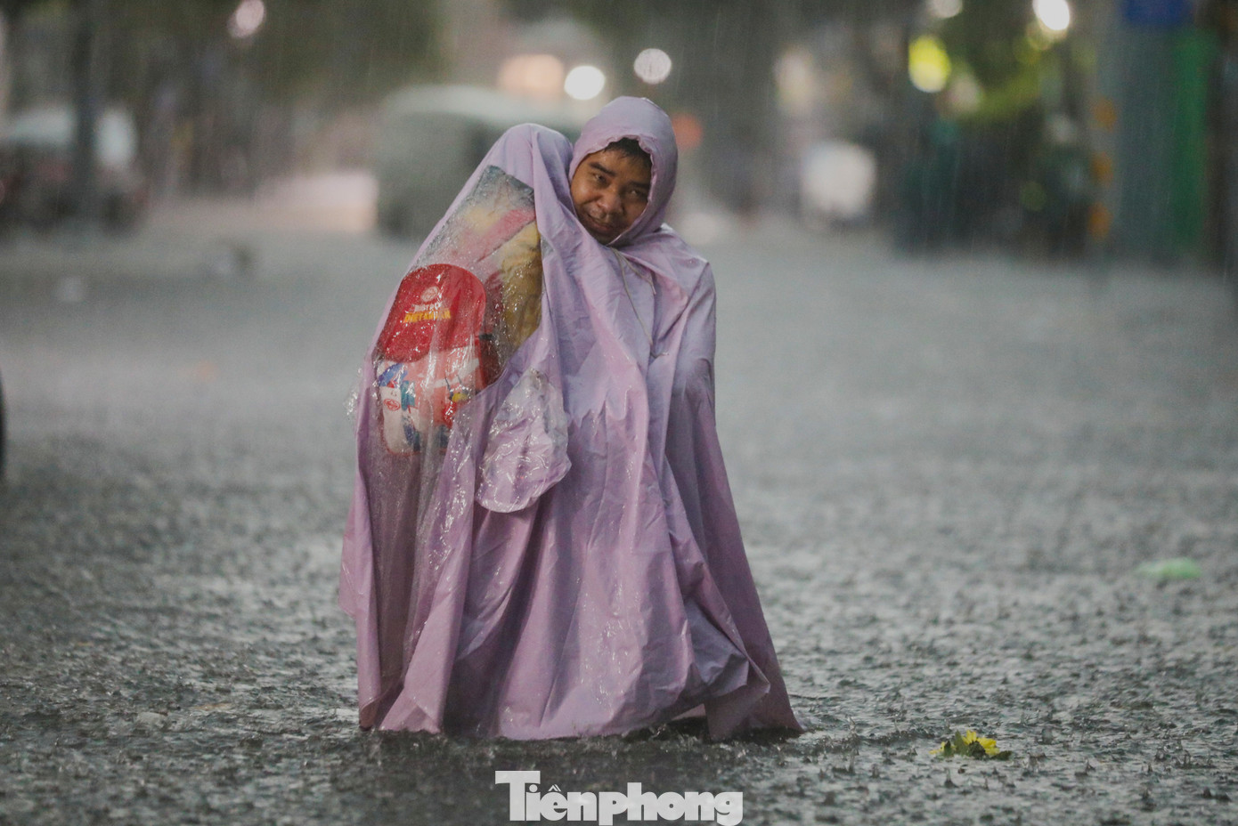 Anh Tự (TP.Thủ Đức) chia sẻ: &quot;Đường ngập khá sâu nên tôi phải tranh thủ đưa con về sớm, chờ thêm chút nữa chắc sẽ khó về nhà hơn&quot;.