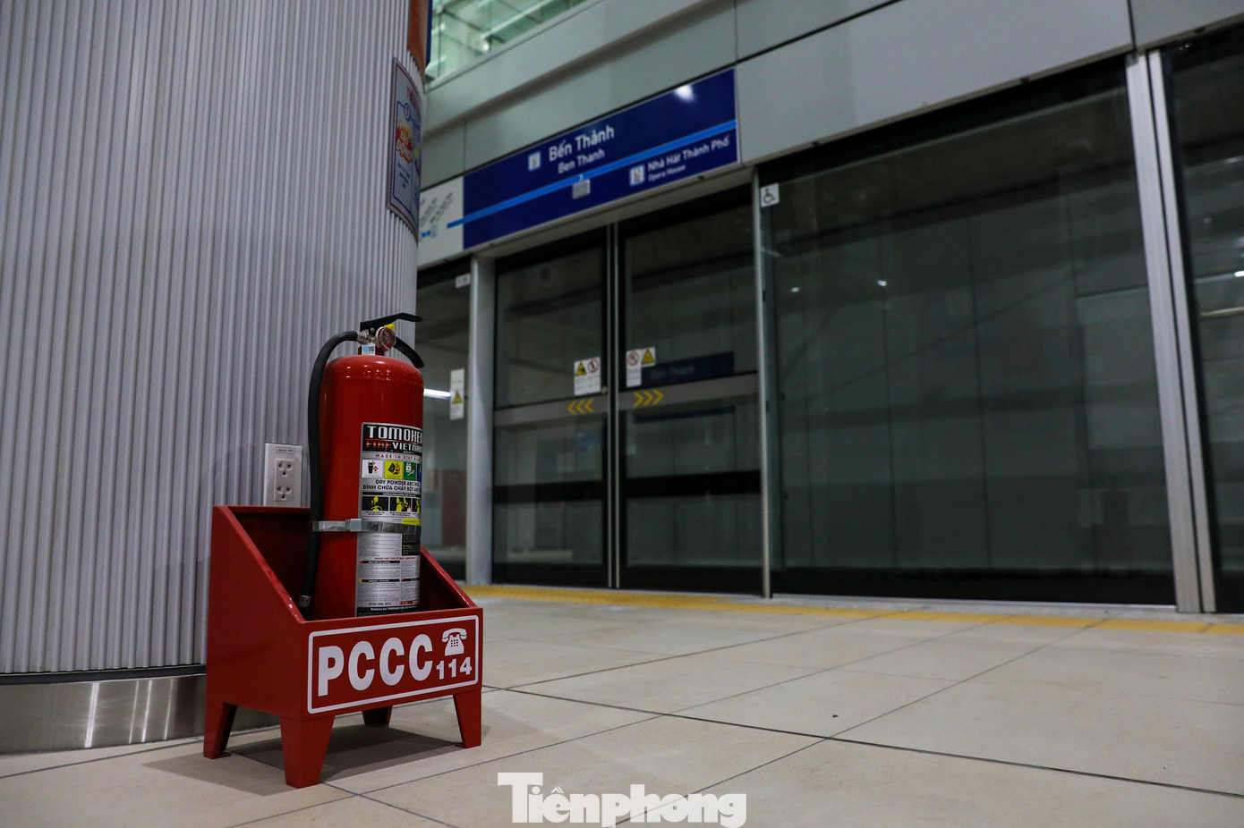 Sau 8 năm thi công, đến nay nhà ga Bến Thành đã hoàn thiện phần kết cấu, phần kiến trúc (trần, sàn đá granit, cầu thang…), các hạng mục PCCC, hệ thống chiếu sáng, báo hiệu.