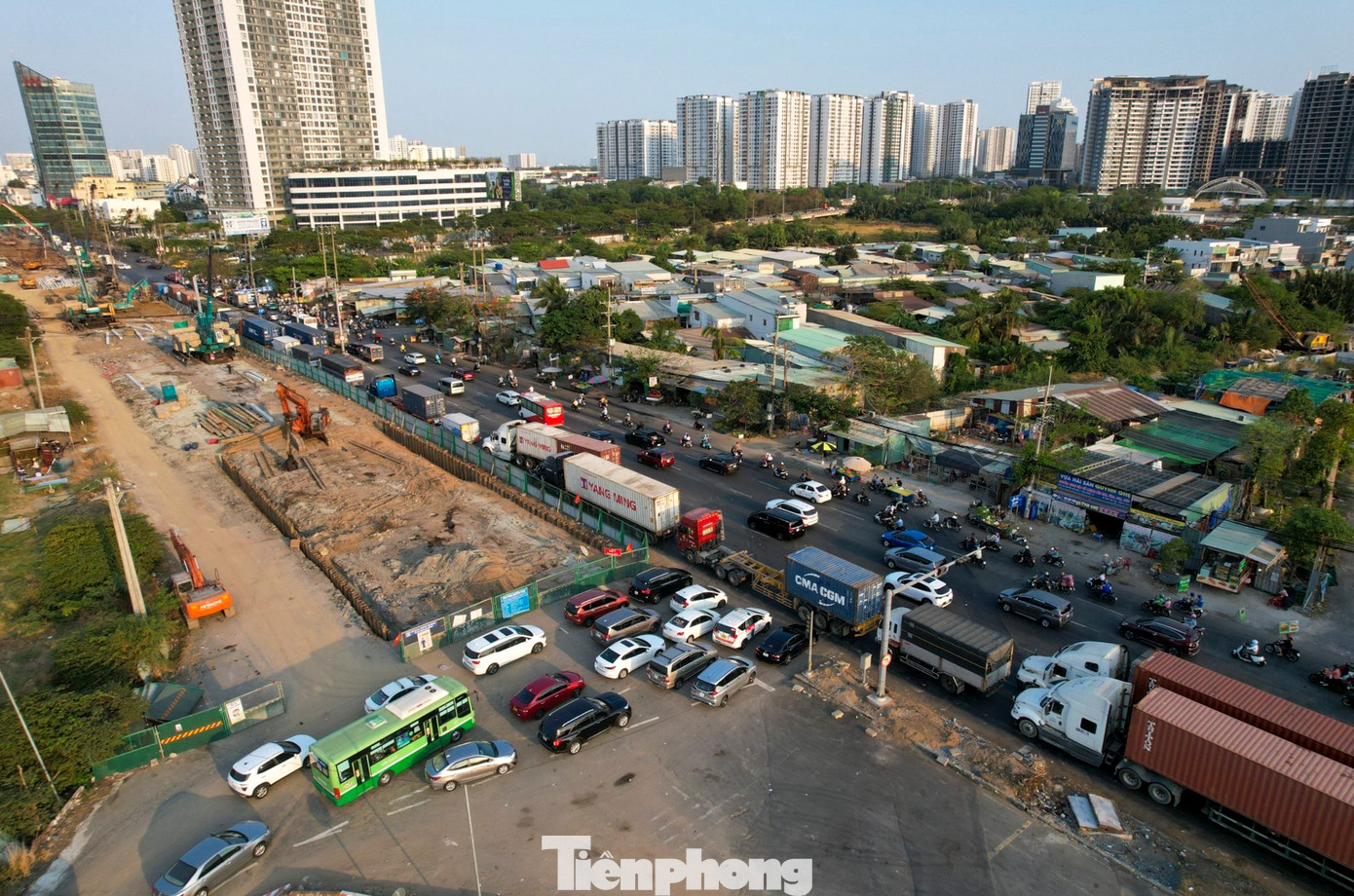 Sau hơn 2 tháng tạm đóng nút giao Nguyễn Văn Linh - Nguyễn Hữu Thọ (Quận 7), để xây dựng hầm chui, khu vực này đã trở thành “điểm đen” ùn tắc giao thông.