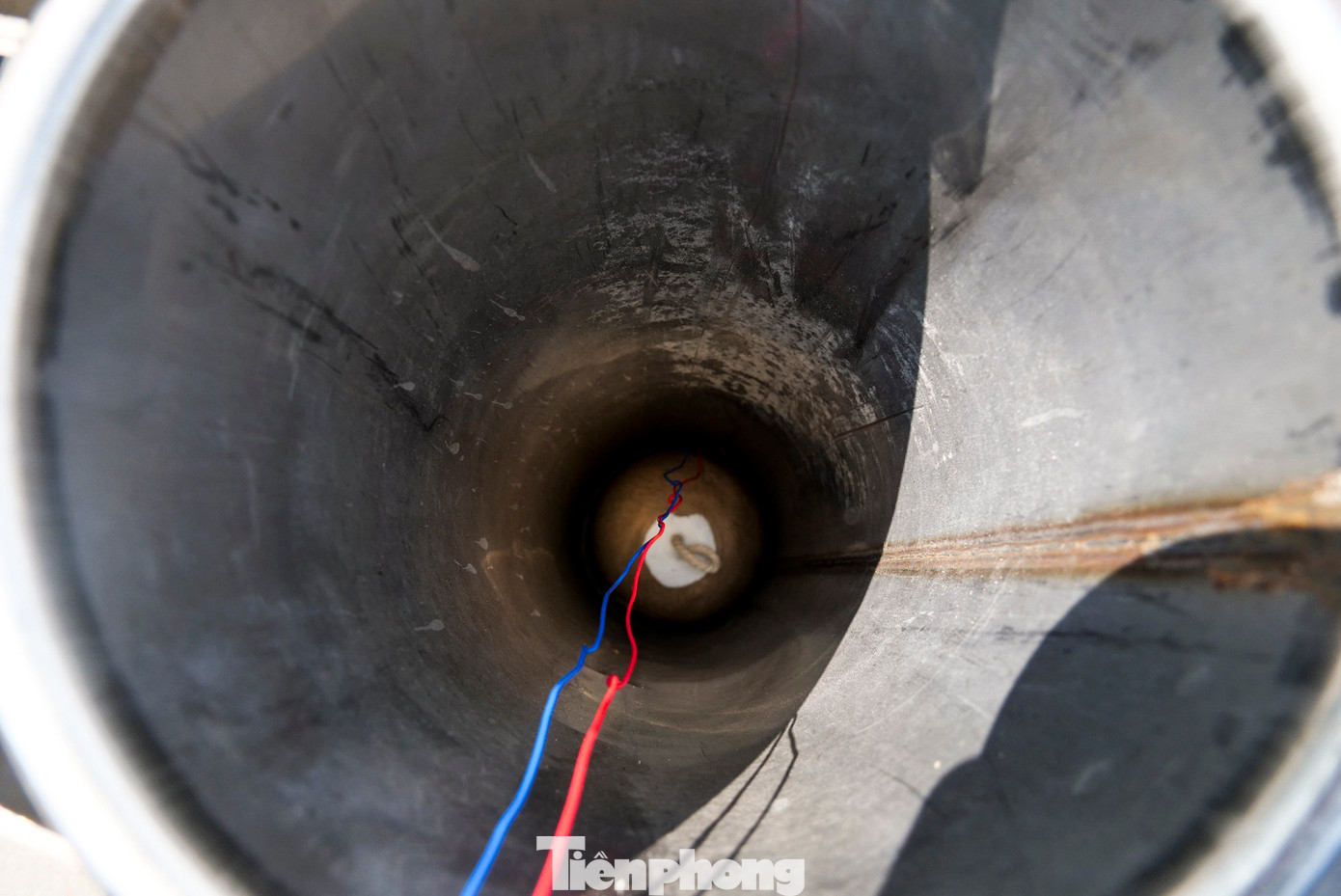 Những quả pháo hoa tầm cao có nhiều loại và đủ kích cỡ, sau khi đấu nối với dây mồi lửa điện được cho vào ống pháo.