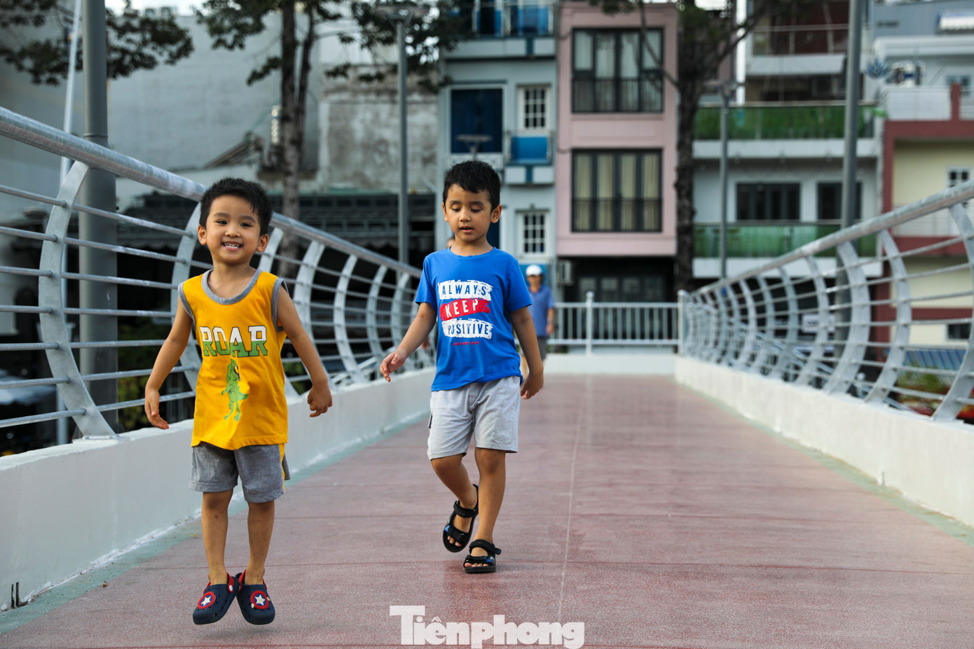 Sau 7 tháng thi công, đến nay cầu đi bộ đã hoàn thành và chính thức đưa vào sử dụng.