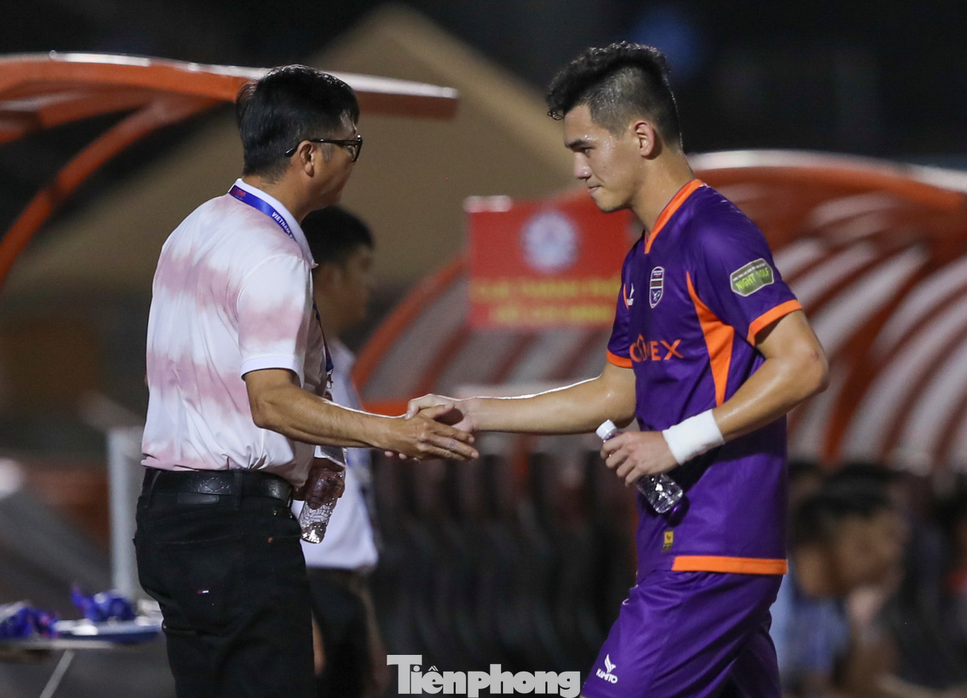 CLB Bình Dương có màn trình diễn thiếu thuyết phục trong trận đấu, ngay cả Nguyễn Tiến Linh cũng sớm bị thay ra trong hiệp 2. Thất bại tại vòng 12 khiến HLV Lê Huỳnh Đức sẽ còn rất nhiều việc phải làm tại vòng đấu kế tiếp trong cuộc đối đầu với SLNA. CLB Bình Dương có màn trình diễn thiếu thuyết phục trong trận đấu, ngay cả Nguyễn Tiến Linh cũng sớm bị thay ra trong hiệp 2. Thất bại tại vòng 12 khiến HLV Lê Huỳnh Đức sẽ còn rất nhiều việc phải làm tại vòng đấu kế tiếp trong cuộc đối đầu với SLNA.